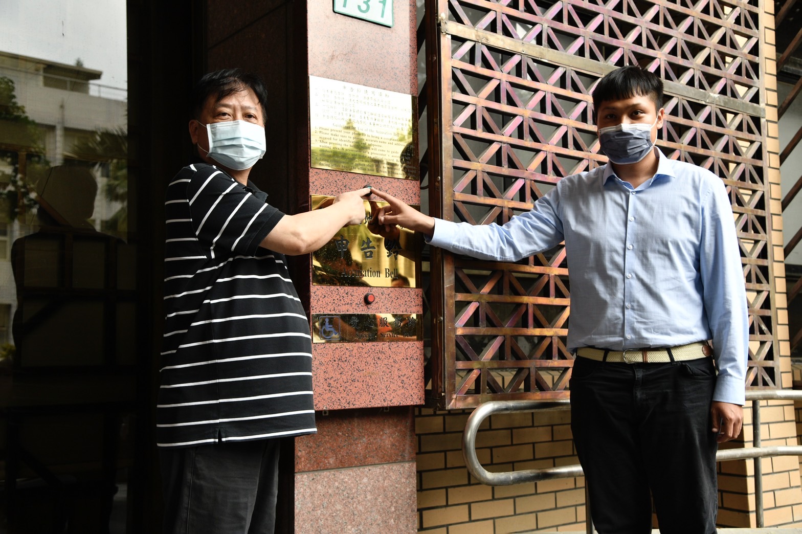 中天電視台因不滿曹興誠先前在者會上言論,董事長廖麗生(左)今帶著林宸佑(右)到台北地檢署按鈴,控告妨害名譽。