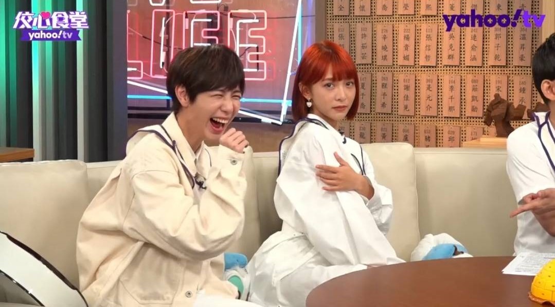 溫妮依樣畫葫蘆，同樣的動作竟呈現截然不同的氛圍。（Yahoo TV提供）