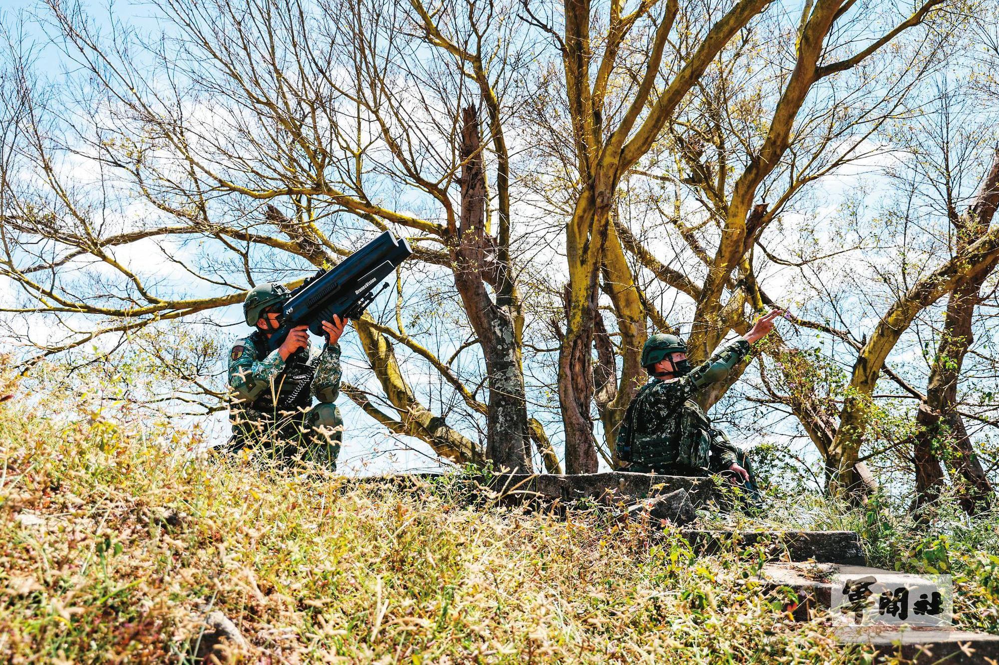 中共無人機現身離島,國軍運送電子干擾槍加強防務。(軍聞社提供)