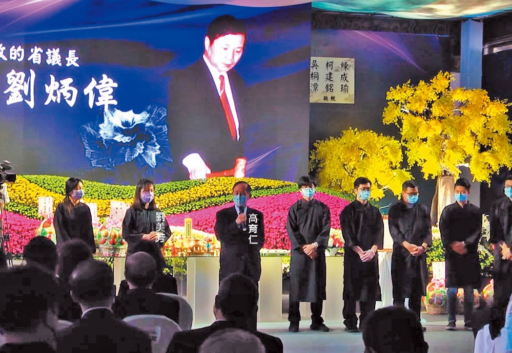 國民黨主席朱立倫的岳父高育仁出席劉炳偉告別式，並受邀致詞。（讀者提供）