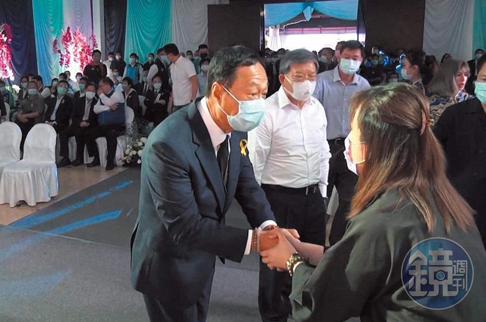劉炳偉的告別式冠蓋雲集,鴻海創辦人郭台銘也親自出席向劉美芳致意。(讀者提供)