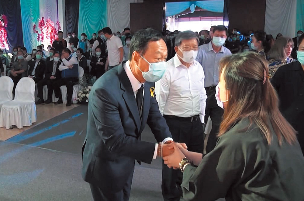 劉炳偉的告別式冠蓋雲集，鴻海創辦人郭台銘也親自出席向劉美芳致意。（讀者提供）