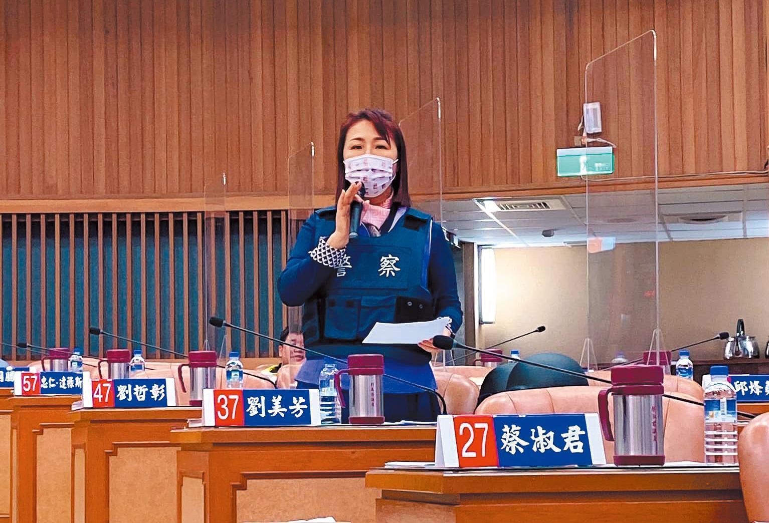 新北市議員劉美芳曾穿防彈背心在議會質詢,沒想到她私下也遭黑衣人恐嚇。(翻攝劉美芳臉書)