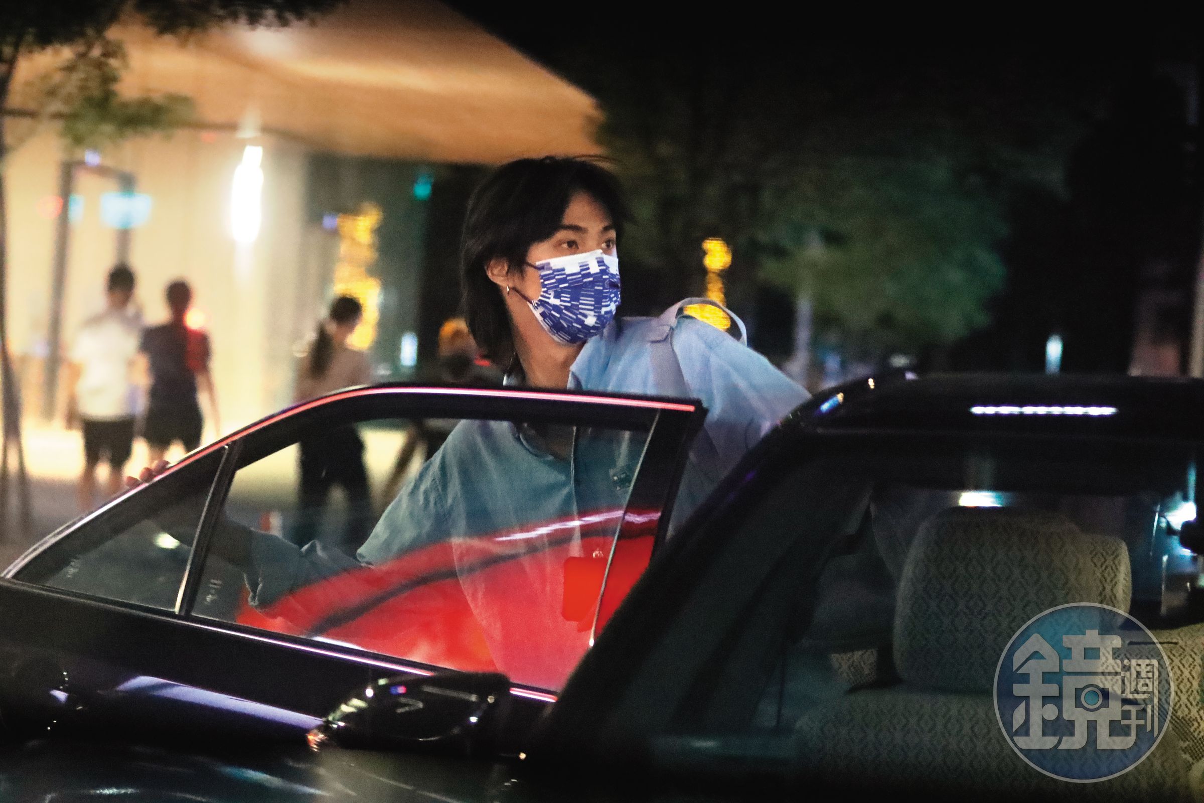 7月24日21：58，好不容易車子到了，庾恩利終於停止撩髮，跨進計程車。