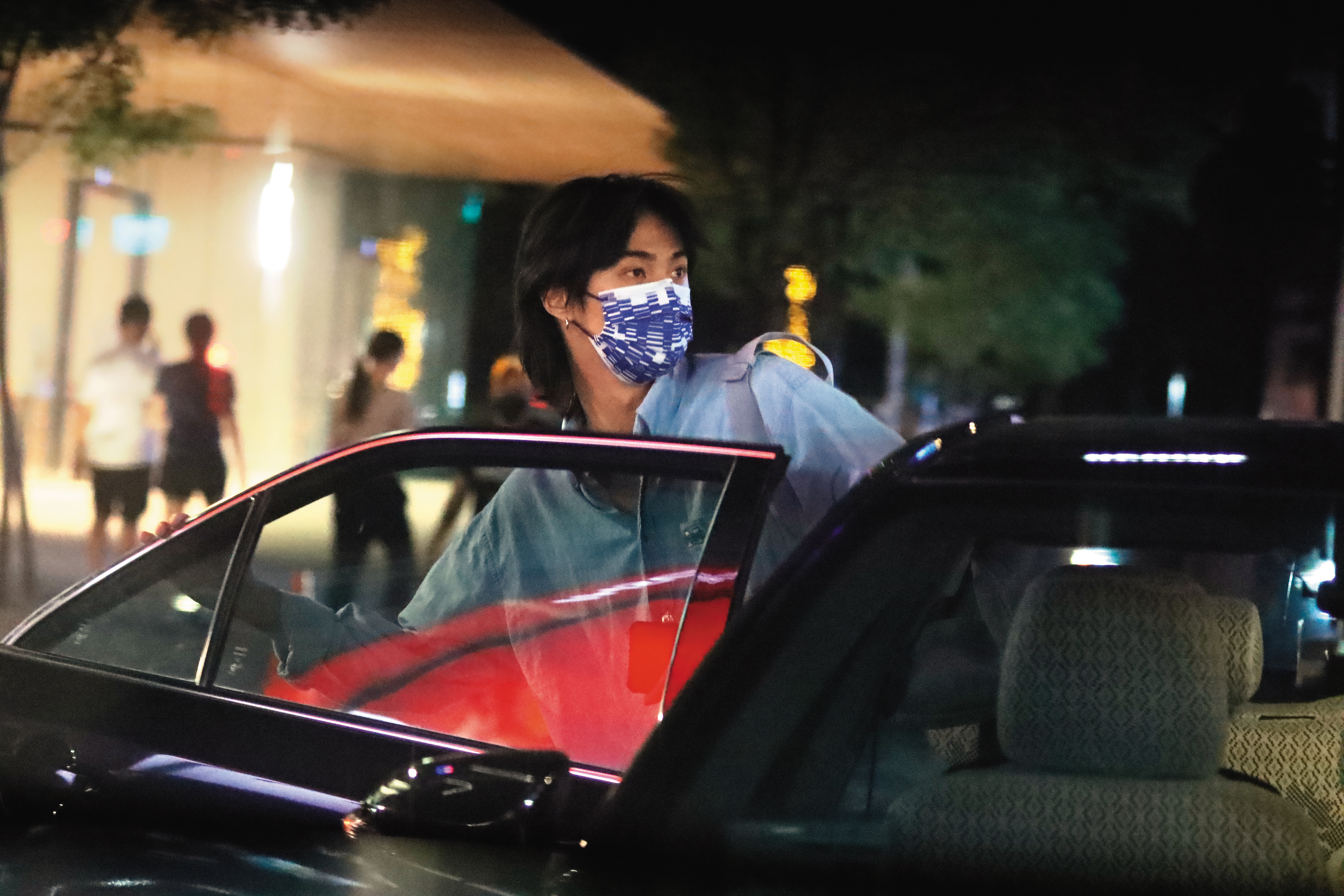 7月24日21：58，好不容易車子到了，庾恩利終於停止撩髮，跨進計程車。