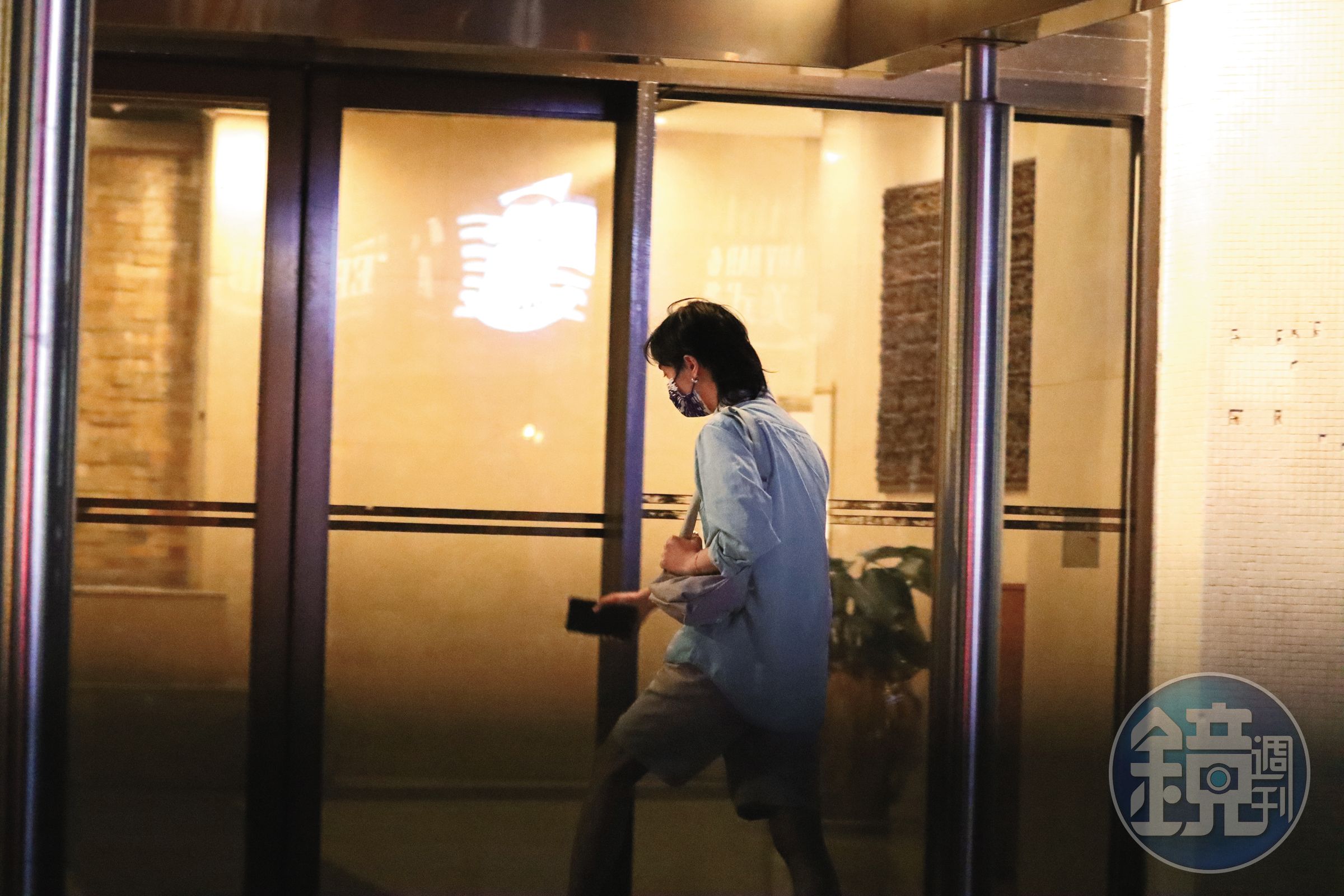 22：06，回來台灣，庾恩利沒跟爸爸和繼母及兩個同父異母弟妹同住，而是回到奶奶家。