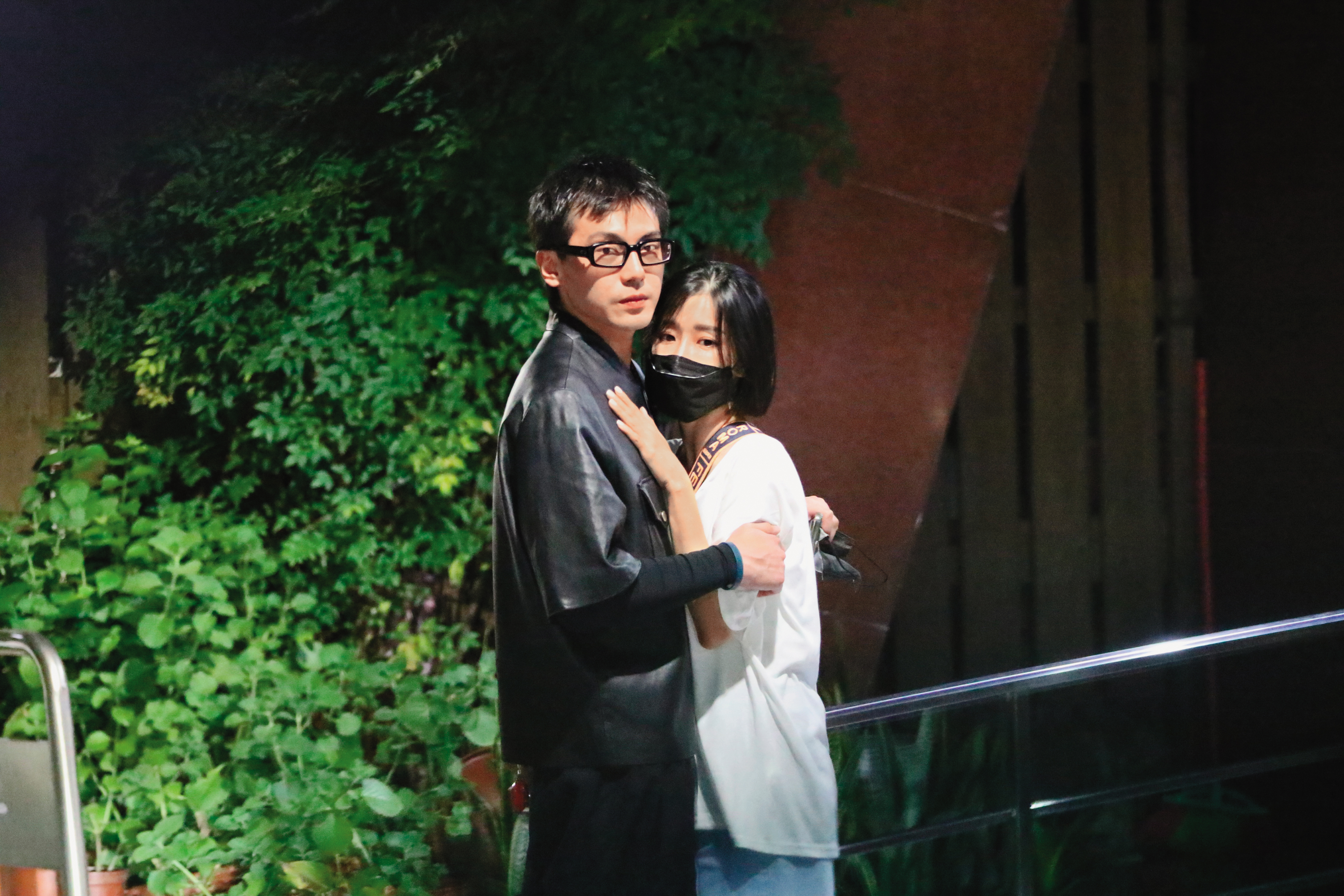 8/7，02:48，謝睿宸雖有小酌，但還是機靈的四處打量鏡頭。