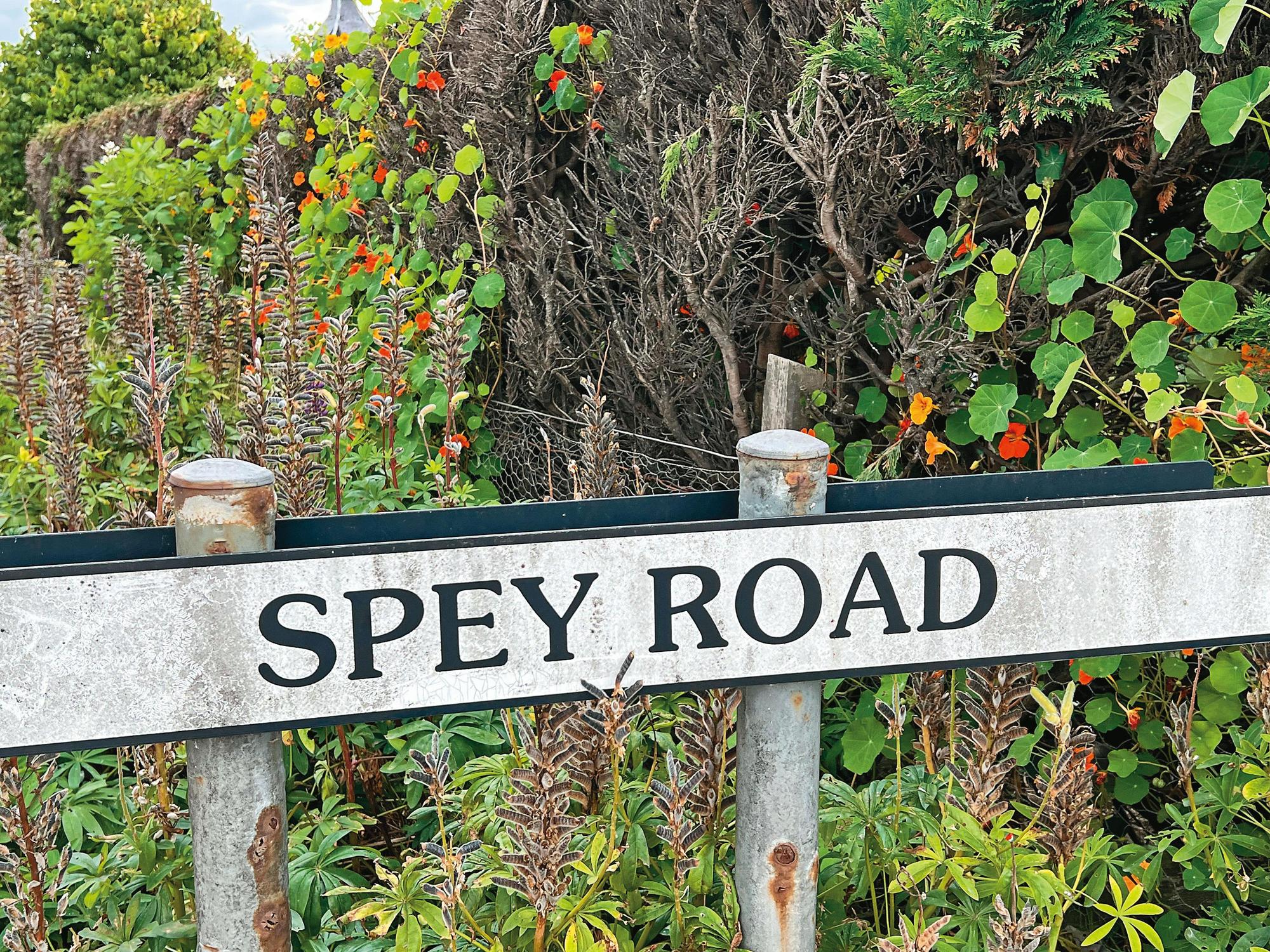 來到斯貝賽,行經斯貝河(Spey River)、開上斯貝路(Spey Road),走過路過千萬不要錯過,即便參觀酒廠不易,但至少要停留拍張照。