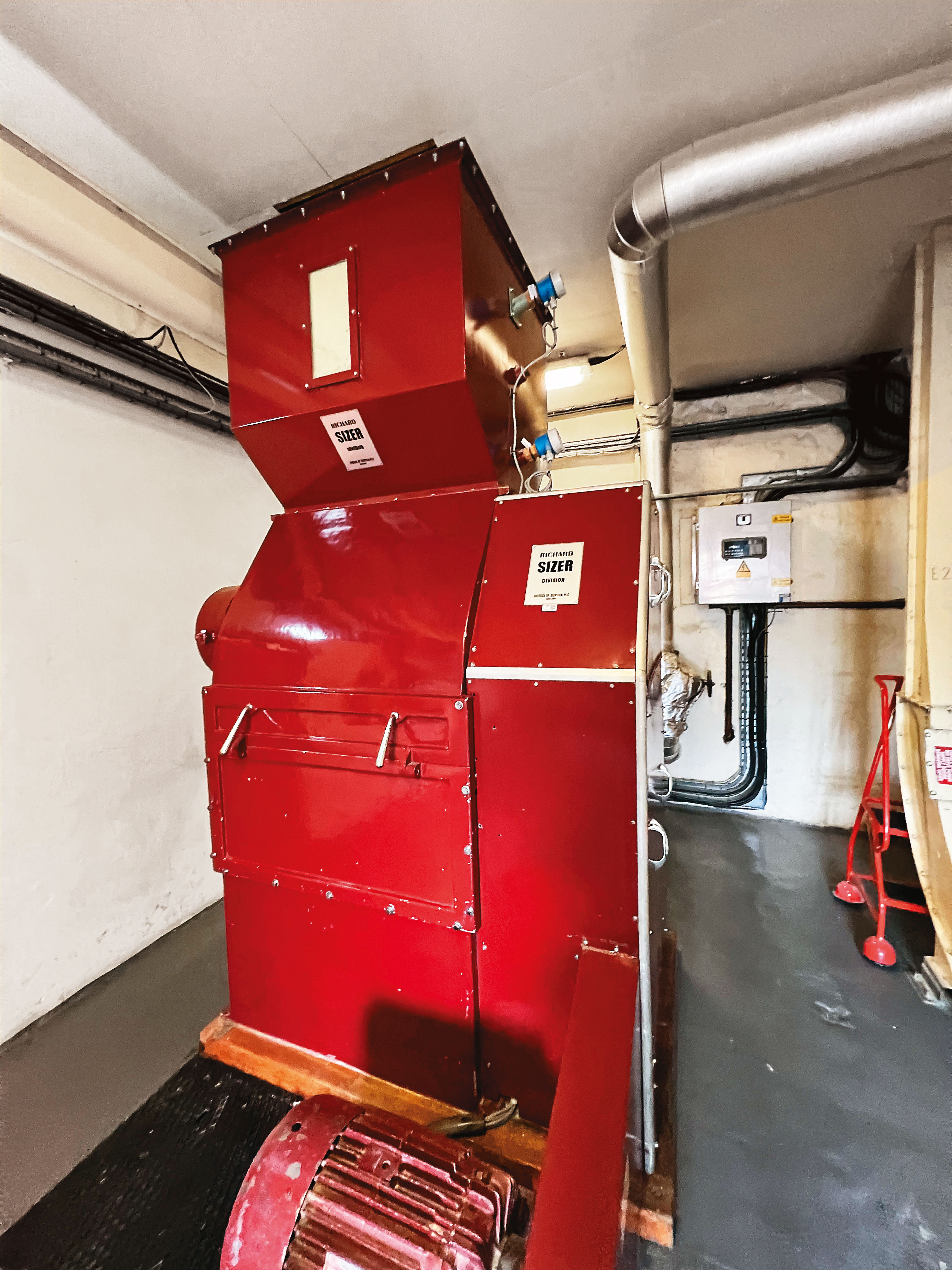 24小時工作的棗紅色磨麥機,跟集團其他酒廠一樣採用Porteus,製造公司早就不復存在,現今透過Ronnie Lee接班人持續維修。