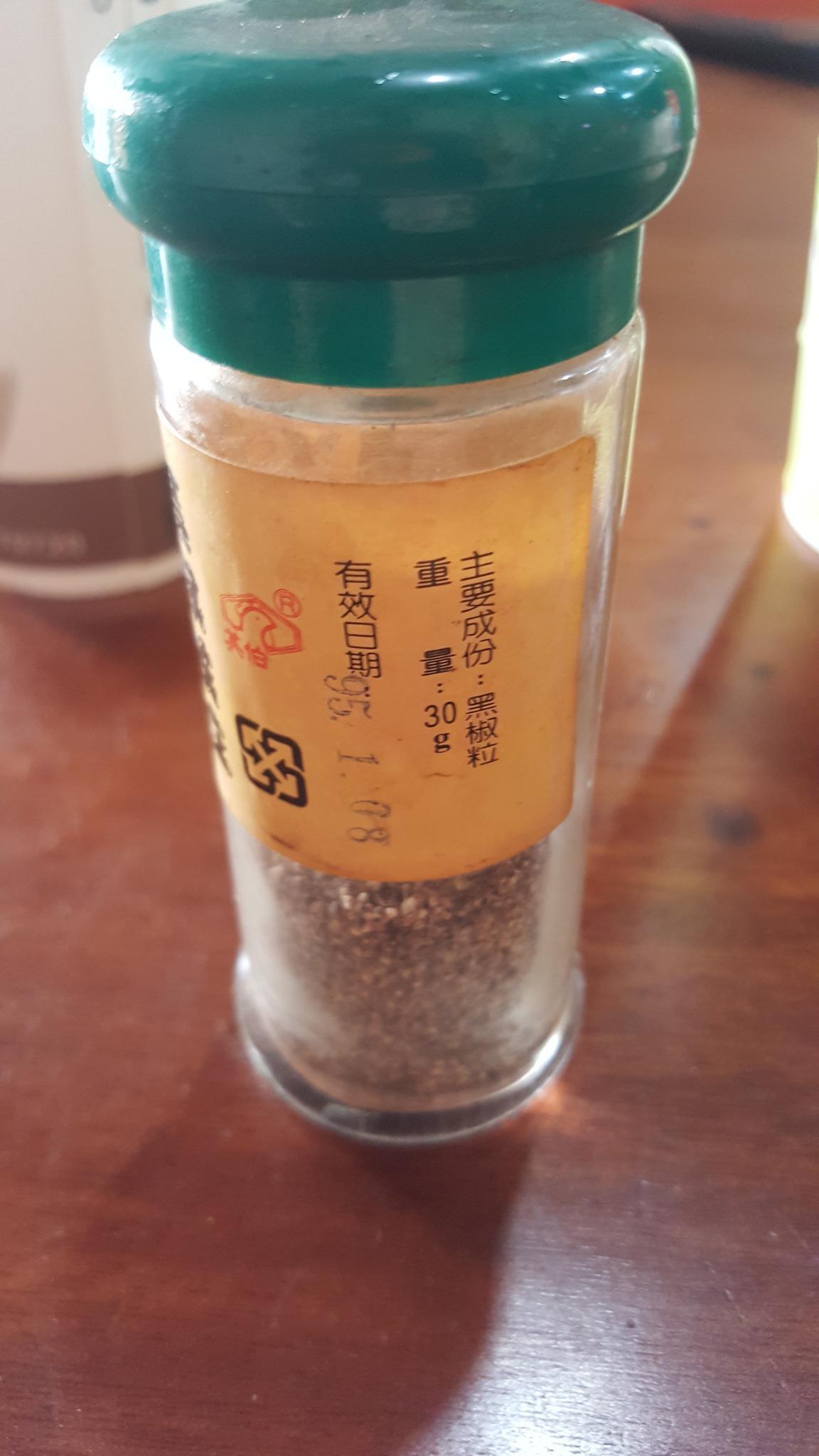 有網友使用黑胡椒後,赫然發現這罐已過期16年,再加上保存期限的3年,加總得知「它19歲了」。(翻攝自爆廢公社公開版)