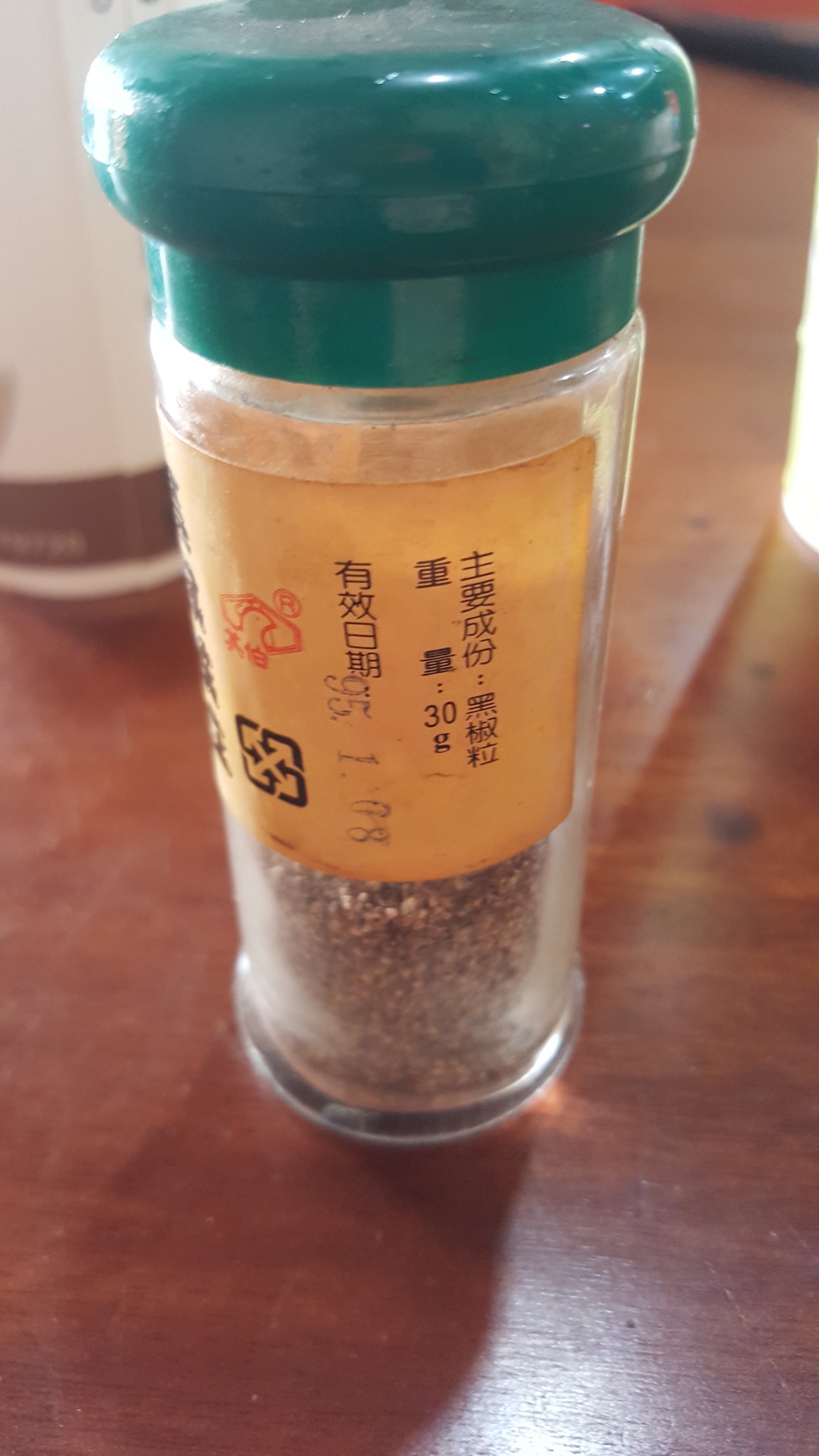 有網友使用黑胡椒後,赫然發現這罐已過期16年,再加上保存期限的3年,加總得知「它19歲了」。(翻攝自爆廢公社公開版)