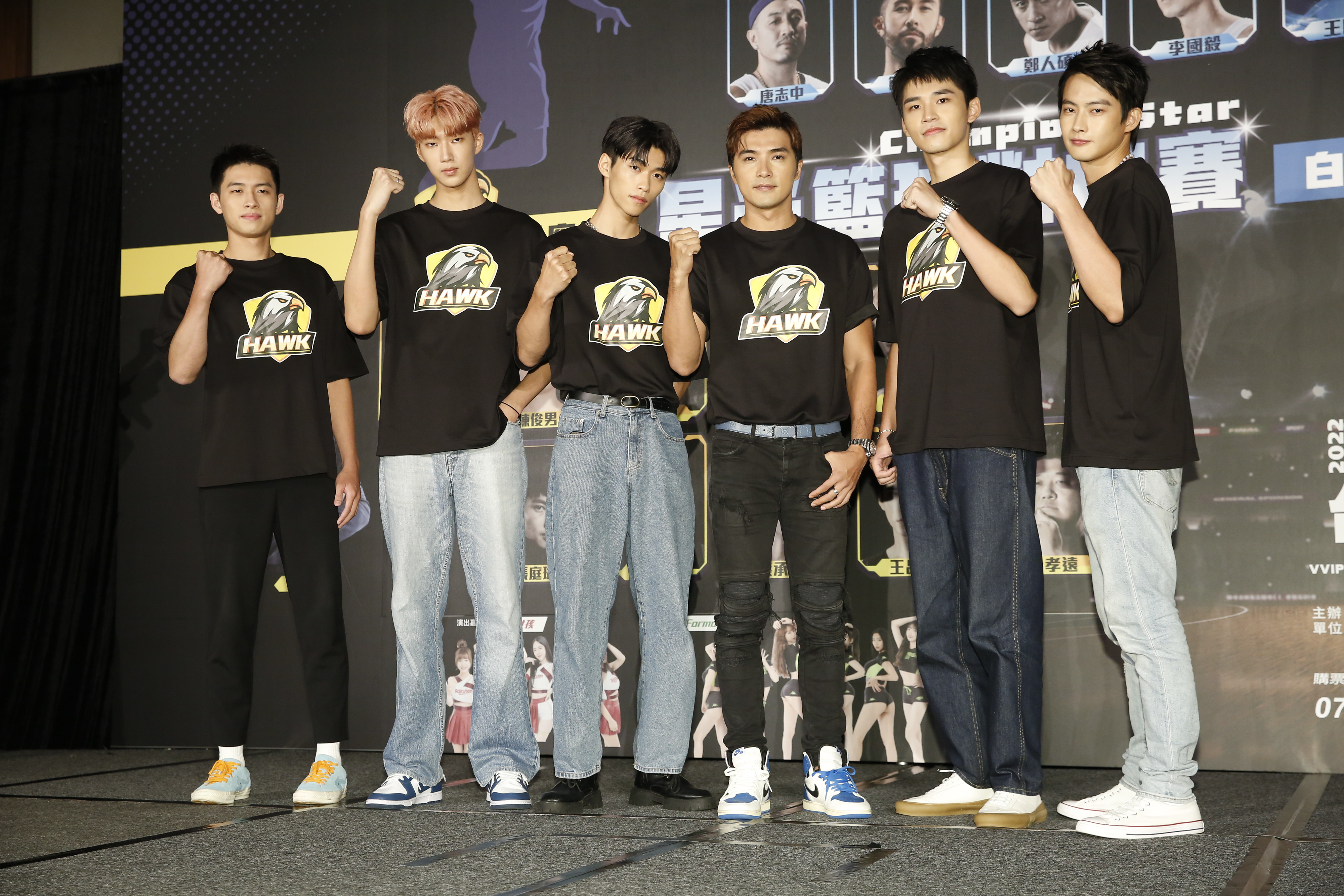 「黑鷹」明星隊隊長賀軍翔（右3），隊員張傑程（左起）、金雲、蔡承祐、王品澔、張庭瑚齊聚一堂。