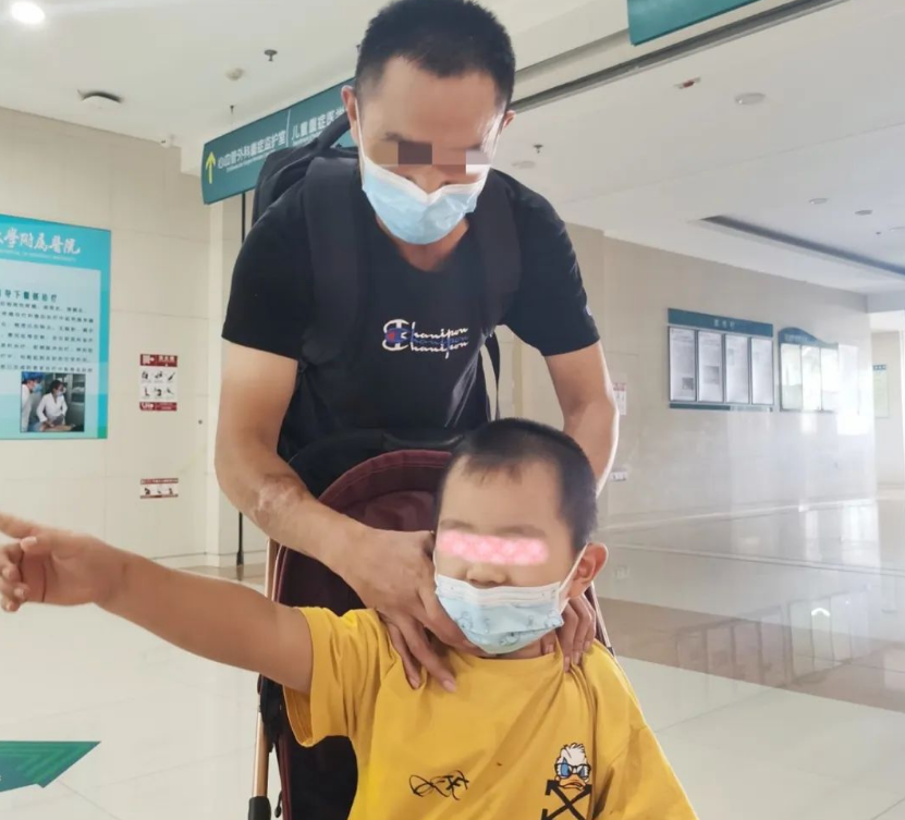 男童從17樓墜樓後奇蹟生還,經醫療團隊治療,1個月後由家長迎接出院。(翻攝自青島西海岸新區衛生健康官微)