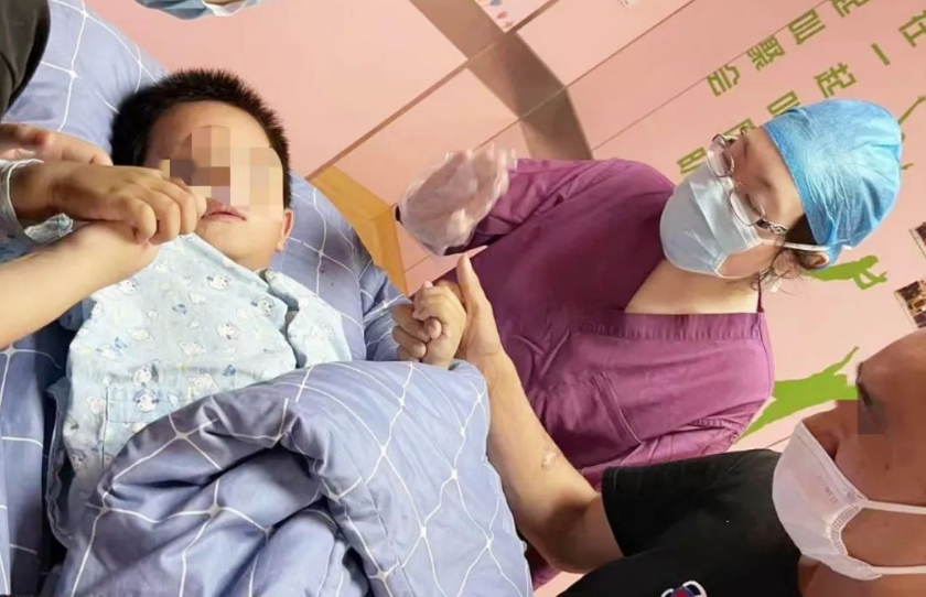 4歲男童趁母親餵食妹妹時,意外從17樓高窗台墜樓,被緊急送醫。(翻攝自青島西海岸新區衛生健康官微)