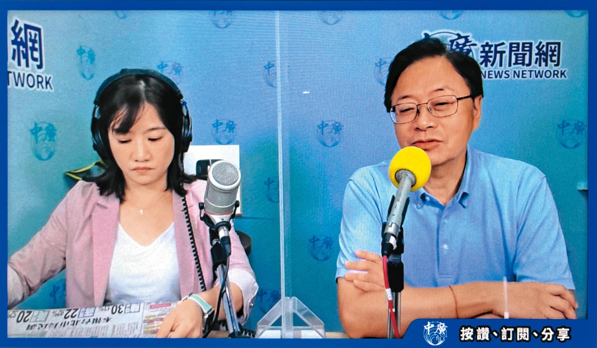 張善政(右)引述《著作權法》替自己辯護,強調政府發表的公開報告在合理範圍都可重製。(張善政競辦提供)