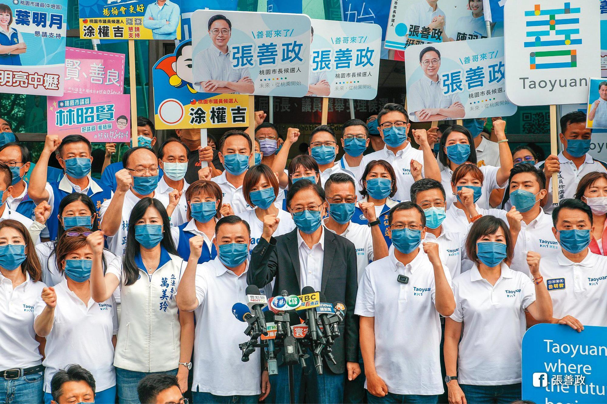張善政1日在多名國民黨籍民代陪同下,正式登記參選桃園市長。(翻攝張善政臉書)