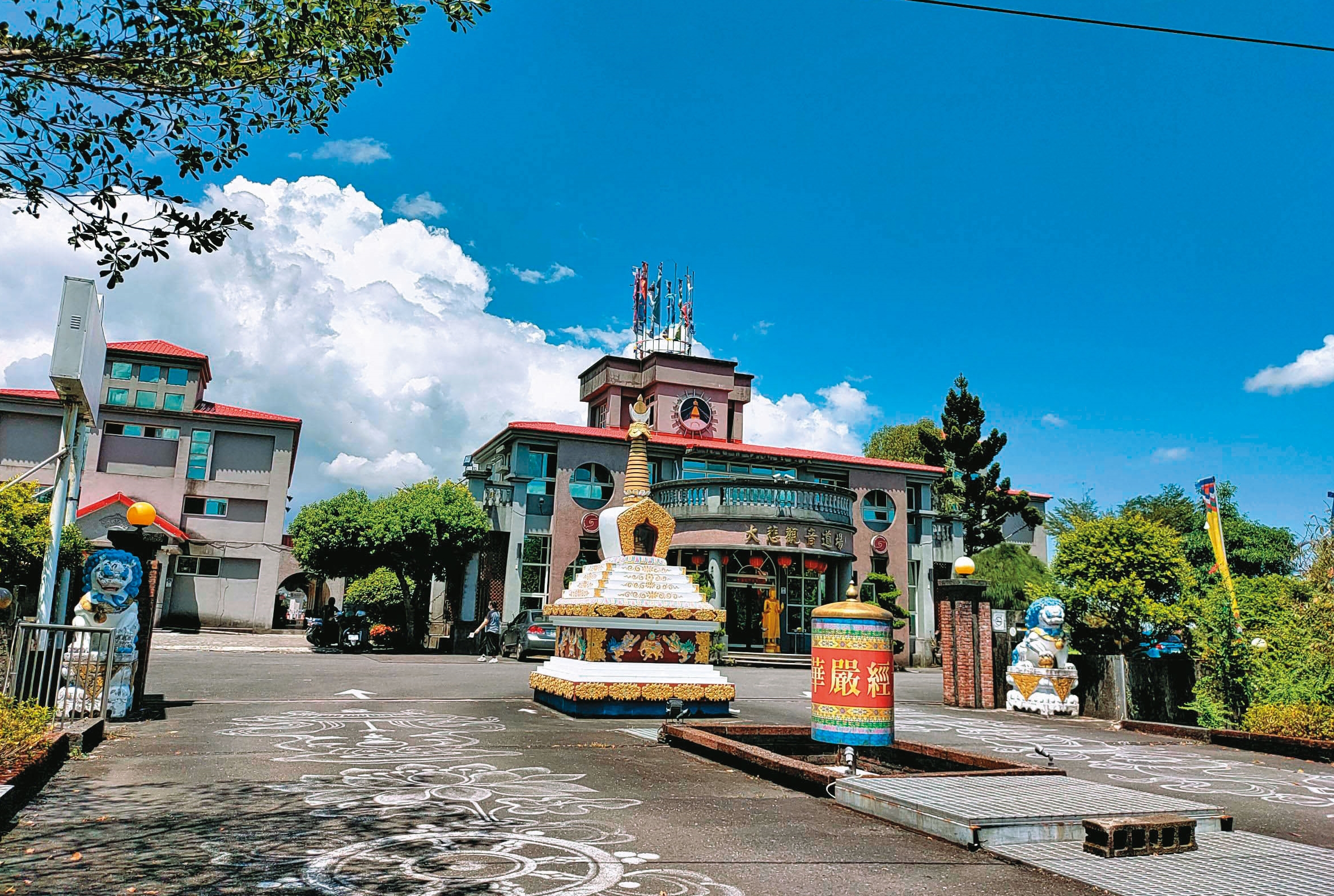 位於宜蘭三星海濤慈悲志業總部占地2,000坪，管理集團的生命電視台及17個公益團體及10億元資產，海濤與弟子鬧翻後已退出。