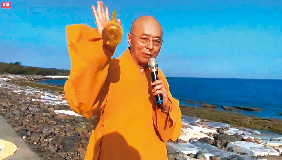 海濤法師退出自己創立的海濤弘法集團後，先是租公寓在網路直播講經，人也比在電視弘法時消瘦了許多。（翻攝寶焰自在YouTube）