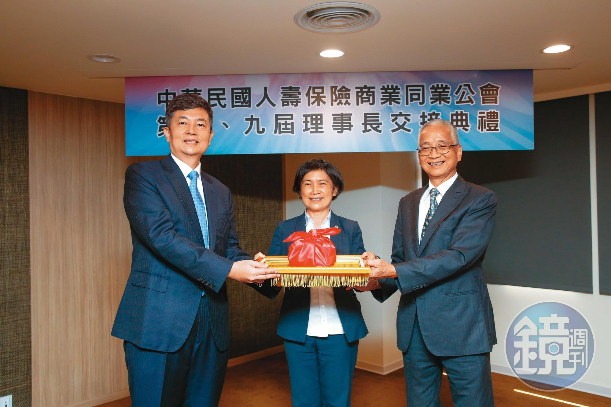 陳慧遊（左）接任理事長後，也由國壽董座黃調貴（右）任名譽理事長。