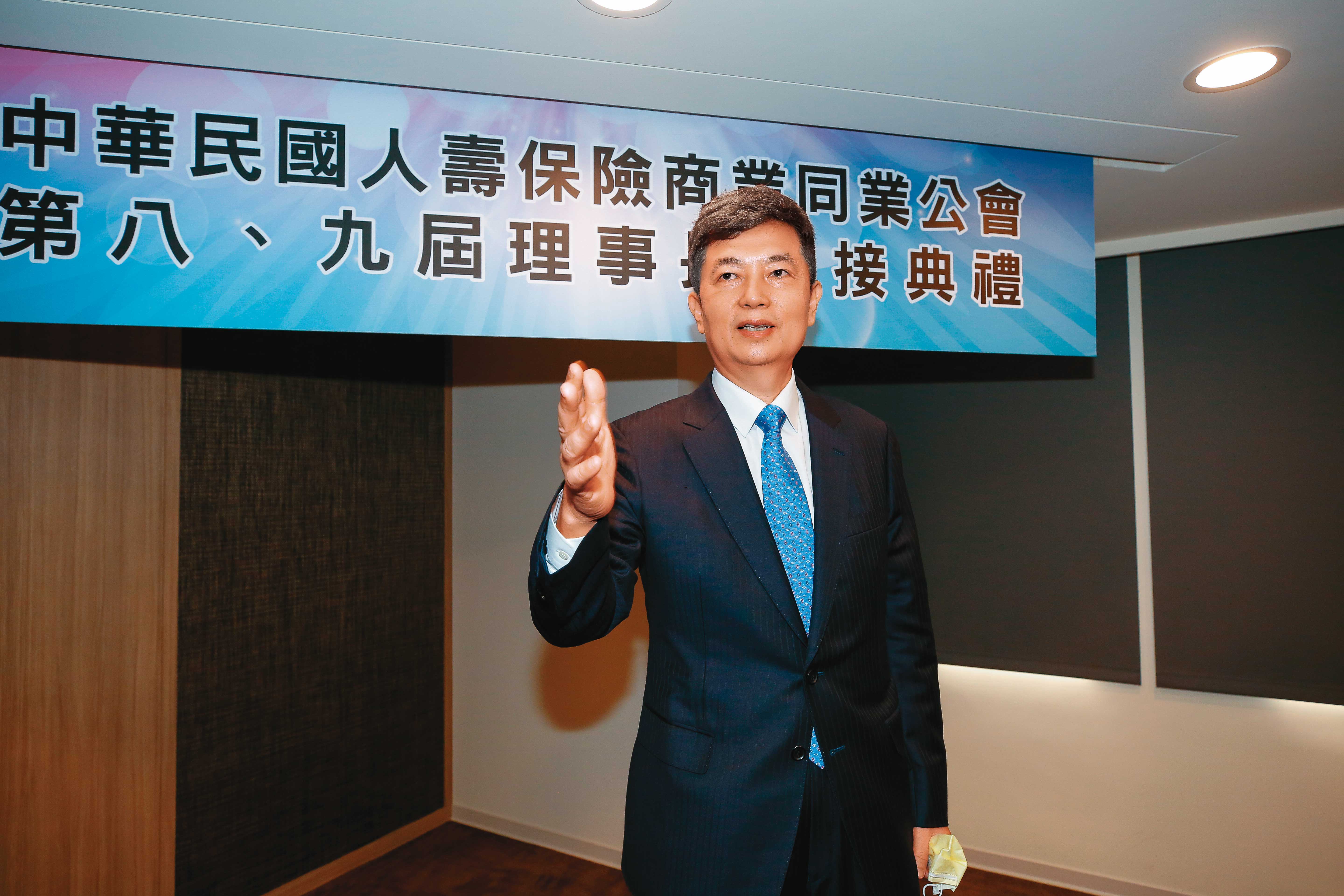 壽險公會理事長改選，代表中小型業者出征的陳慧遊拿下壓倒性勝利。