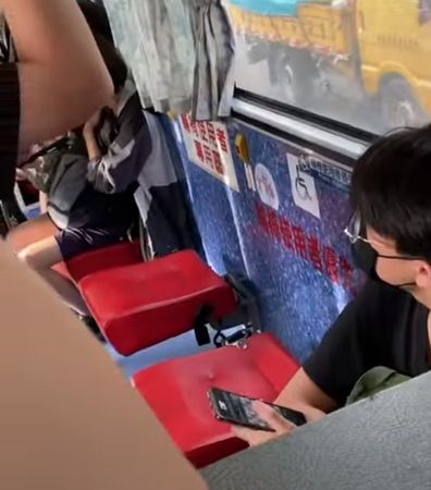 該名老人身後還有2個空位。(翻攝自爆料公社)