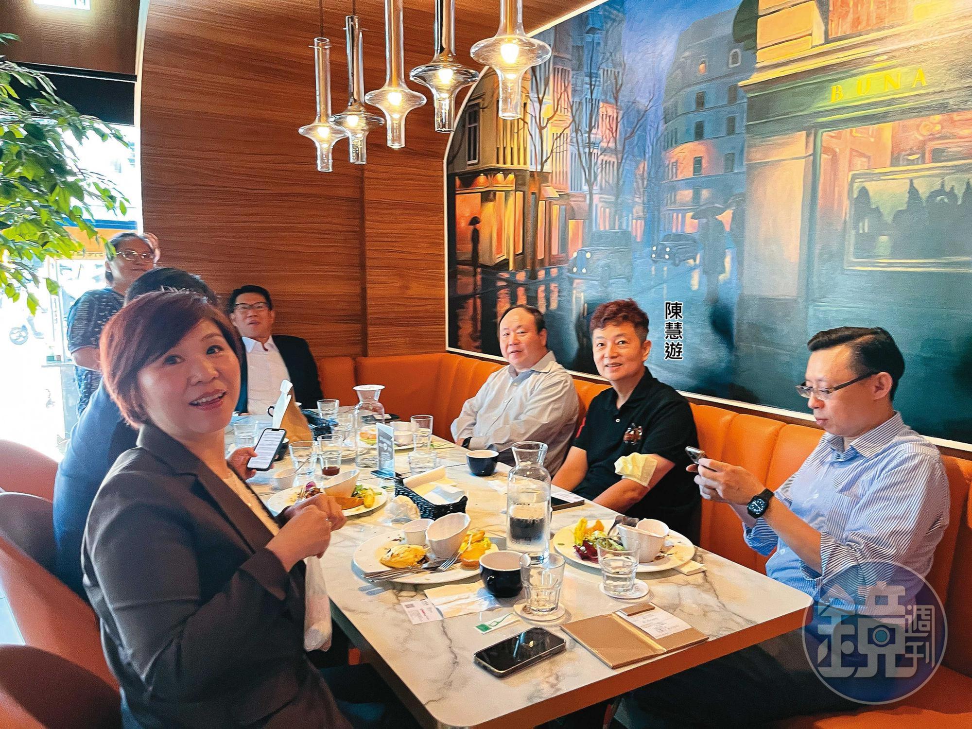壽險公會改選前一天，陳慧遊和壽險業者沙盤推演配票規劃。