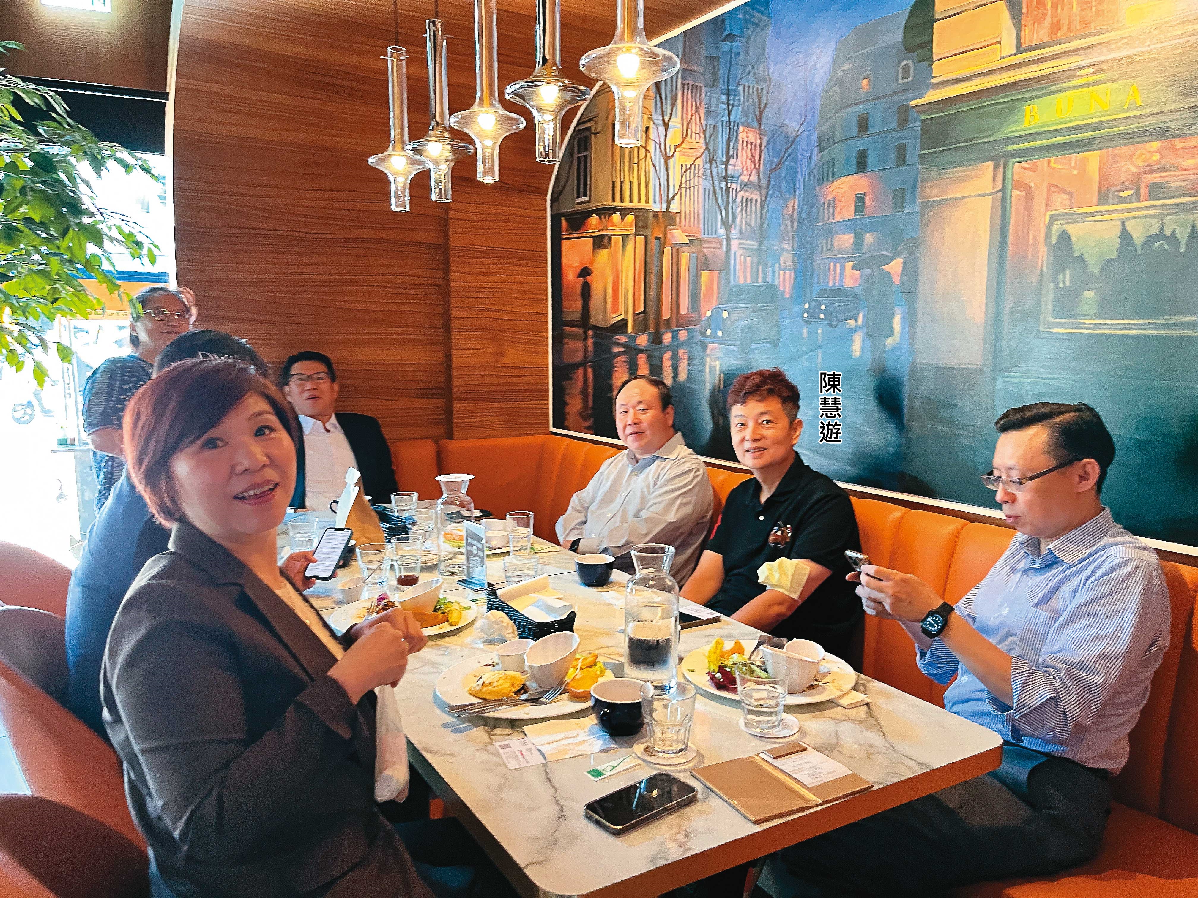 壽險公會改選前，陳慧遊和壽險業者沙盤推演配票規劃。