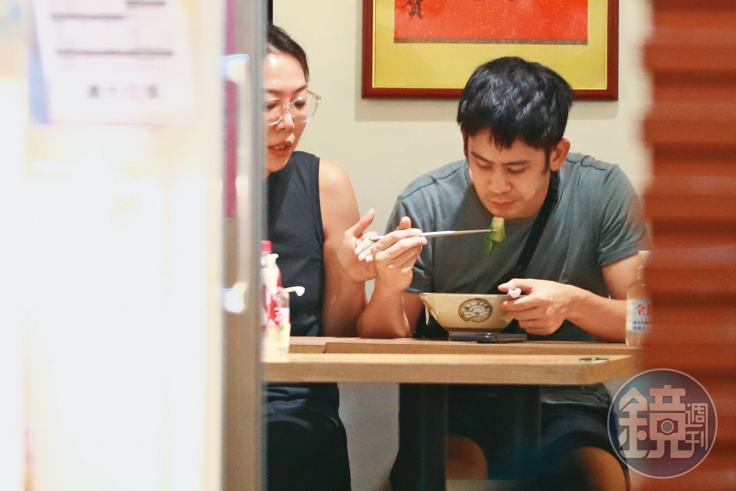 8/28 19：43，	晚餐的選擇，李淳與老婆在一間平價麵店解決，而且吃得有說有笑。