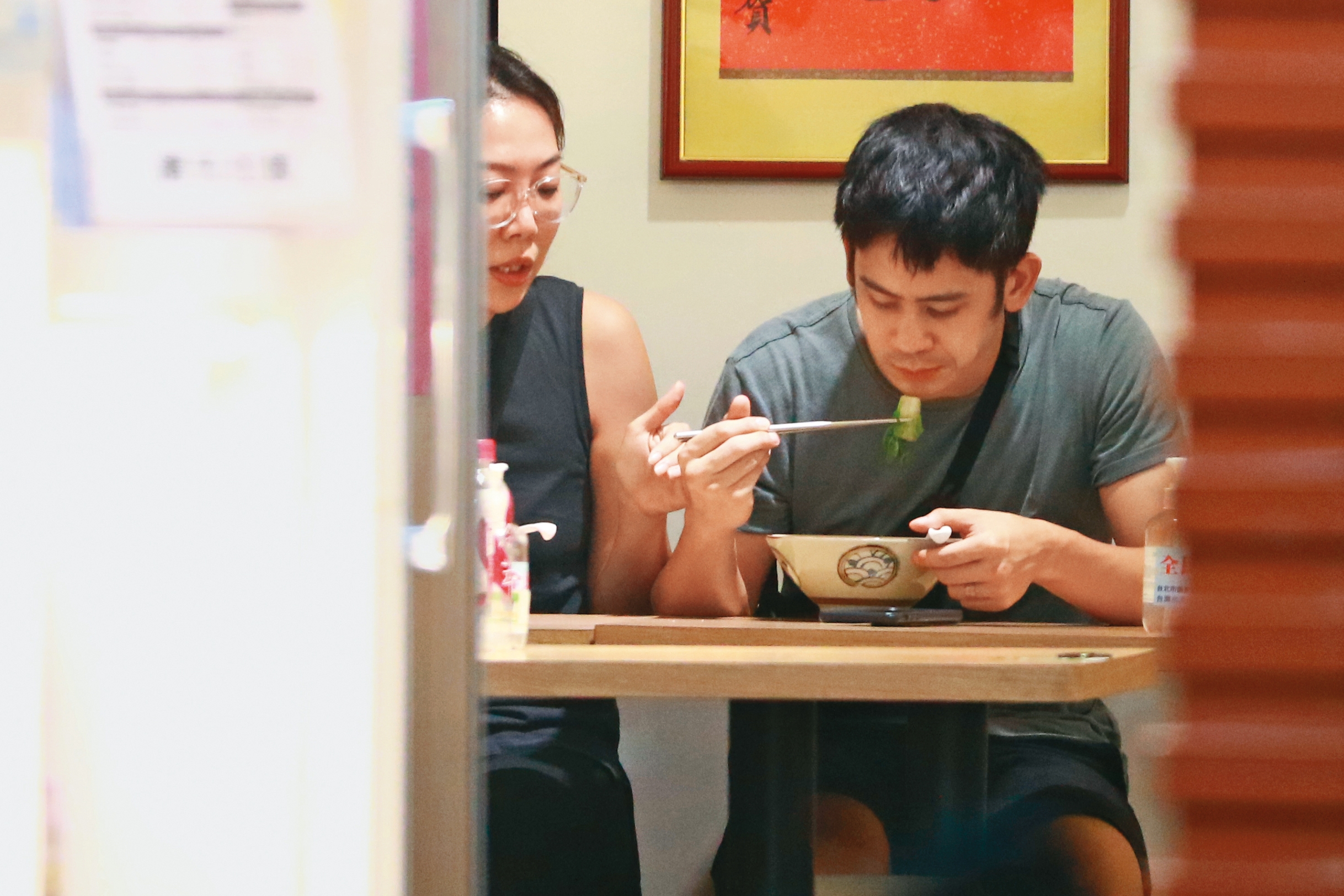 8/28 19：43，	晚餐的選擇，李淳與老婆在一間平價麵店解決，而且吃得有說有笑。