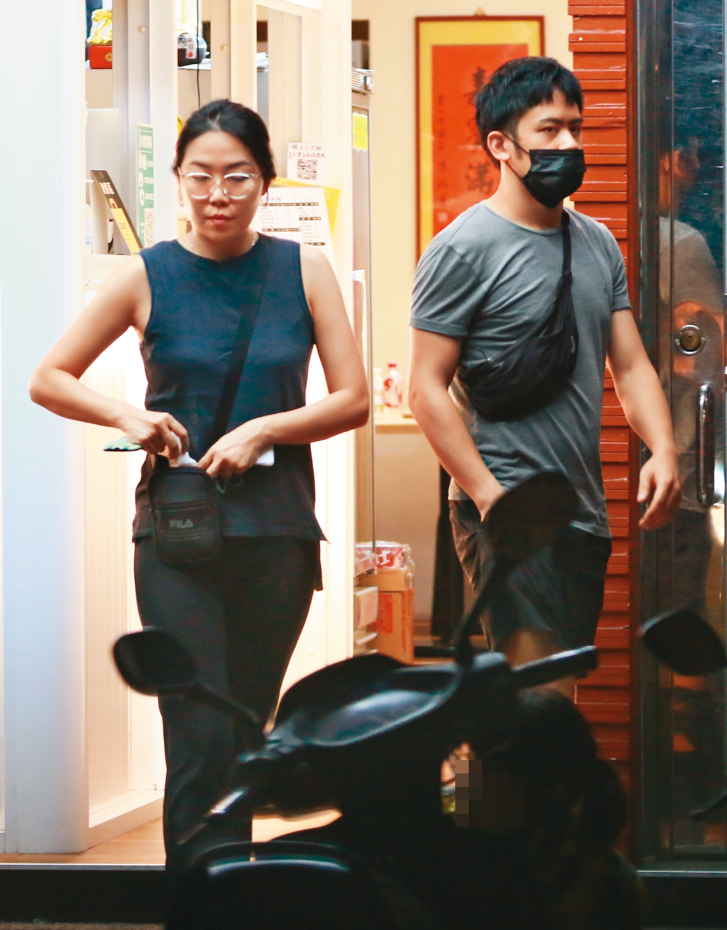 19：58，李淳與老婆用完餐後，可以看得出來妝扮跟面容都相當輕鬆而且居家。
