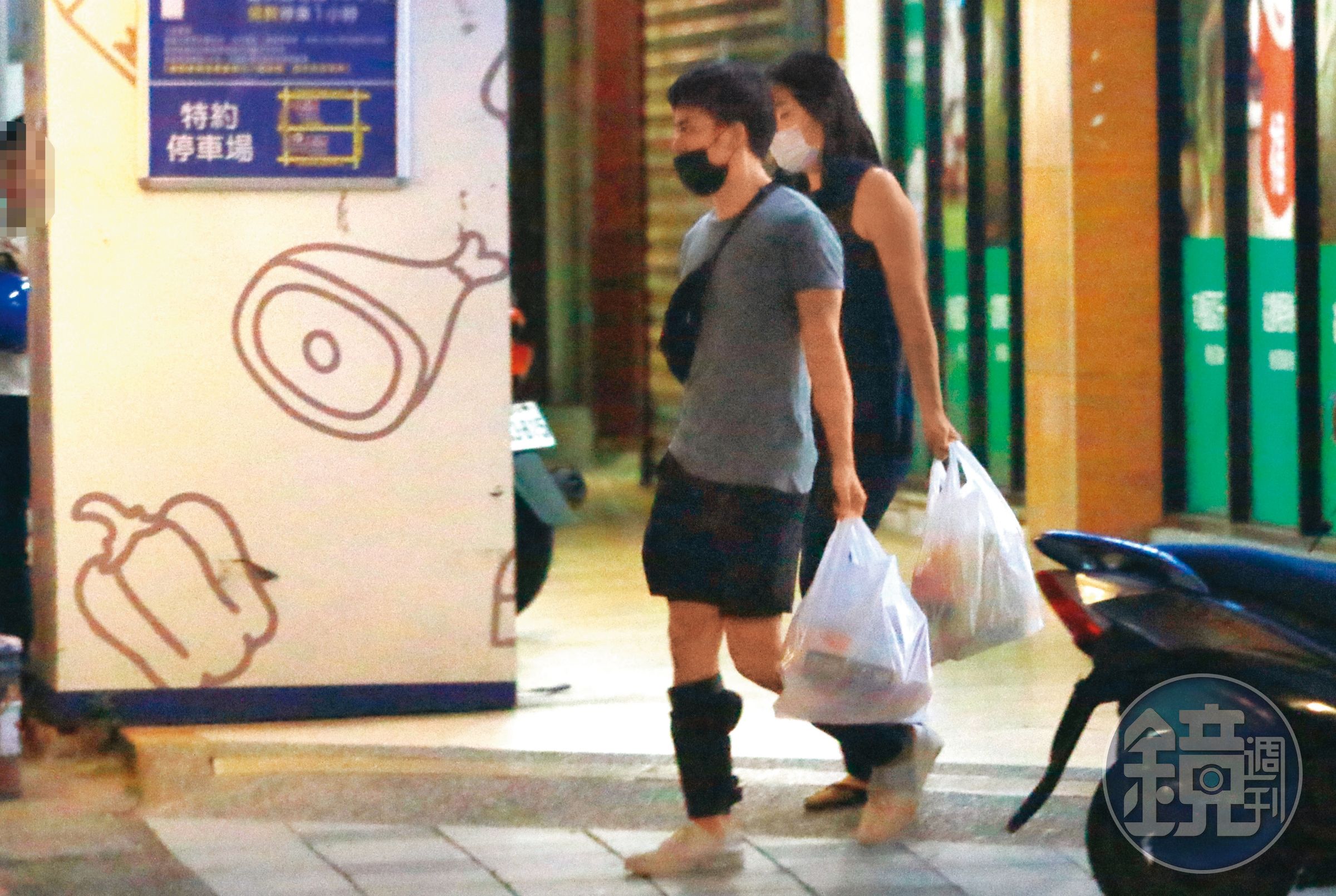20：20，李淳和老婆到超市採買完後，一人提著一袋回家，新婚夫妻過著很接地氣的人生。