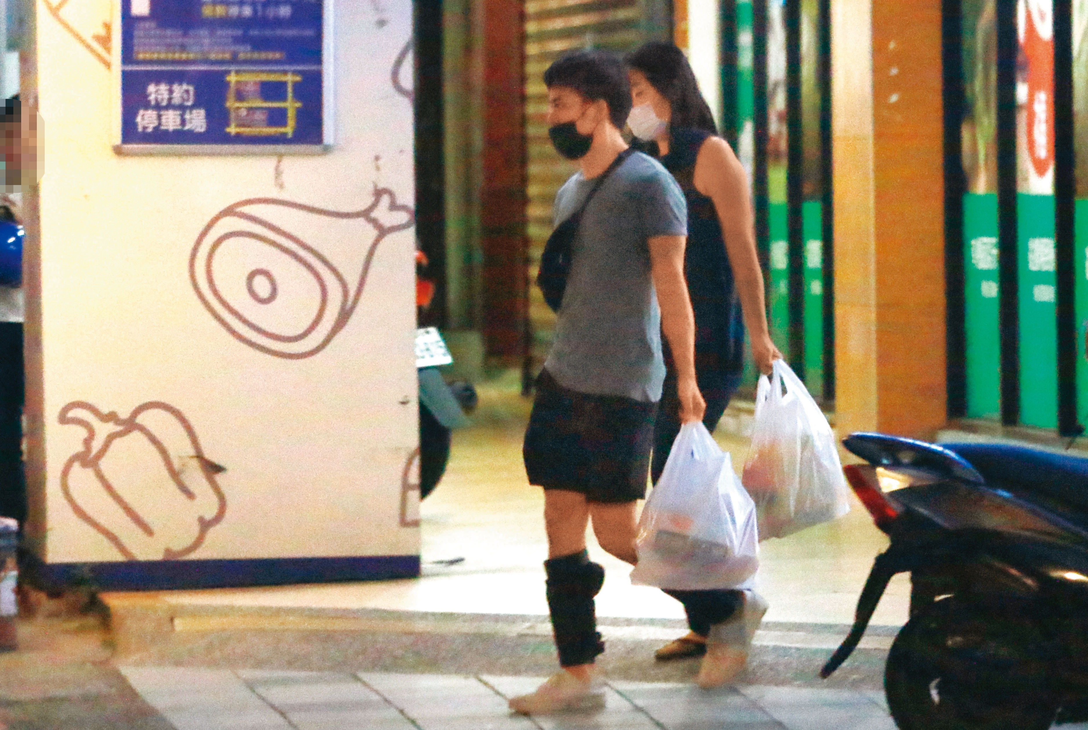 20：20，李淳和老婆到超市採買完後，一人提著一袋回家，新婚夫妻過著很接地氣的人生。