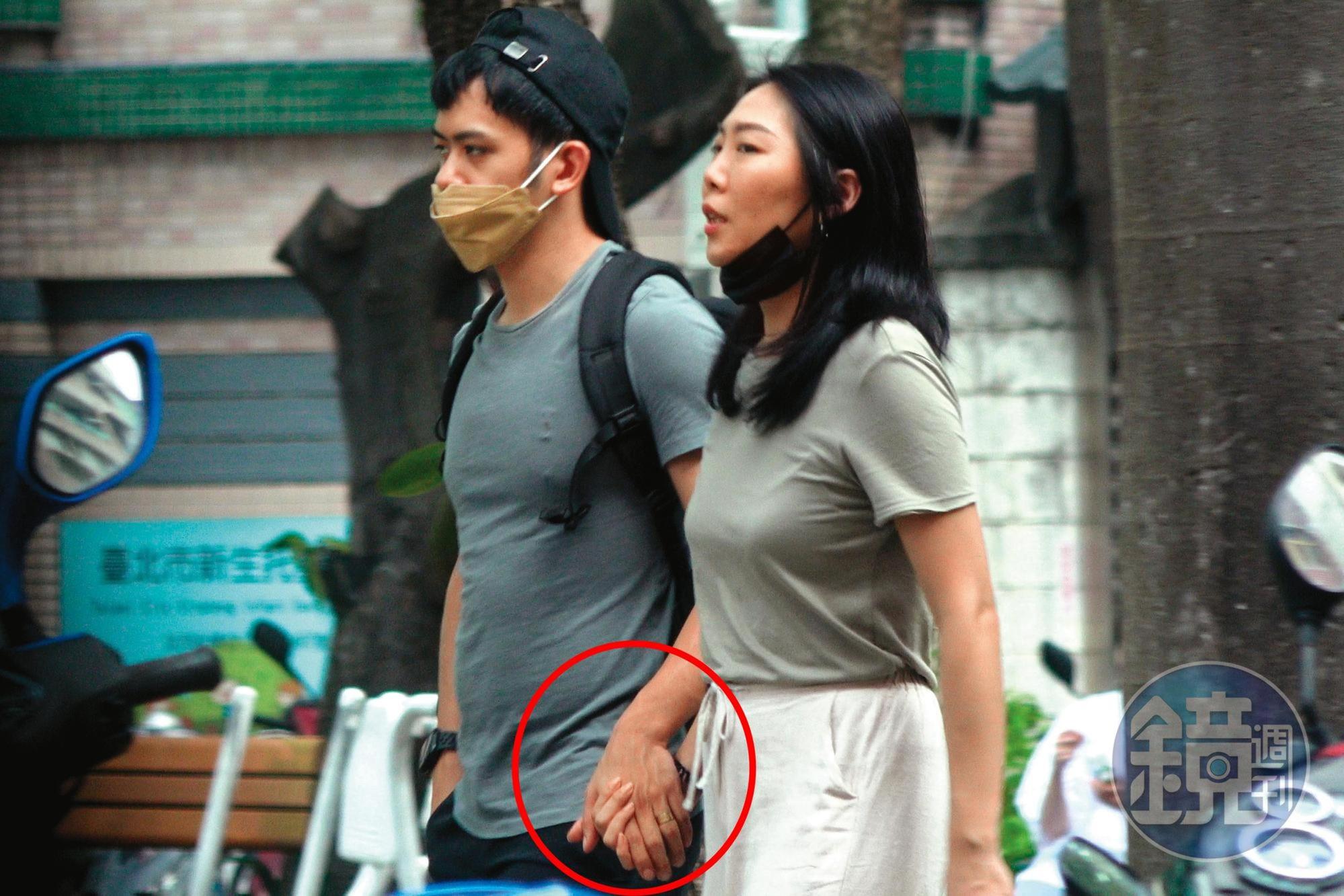 15:22,李淳經常與老婆手牽著手黏著走路,而且他的無名指上也出現了只戒指。