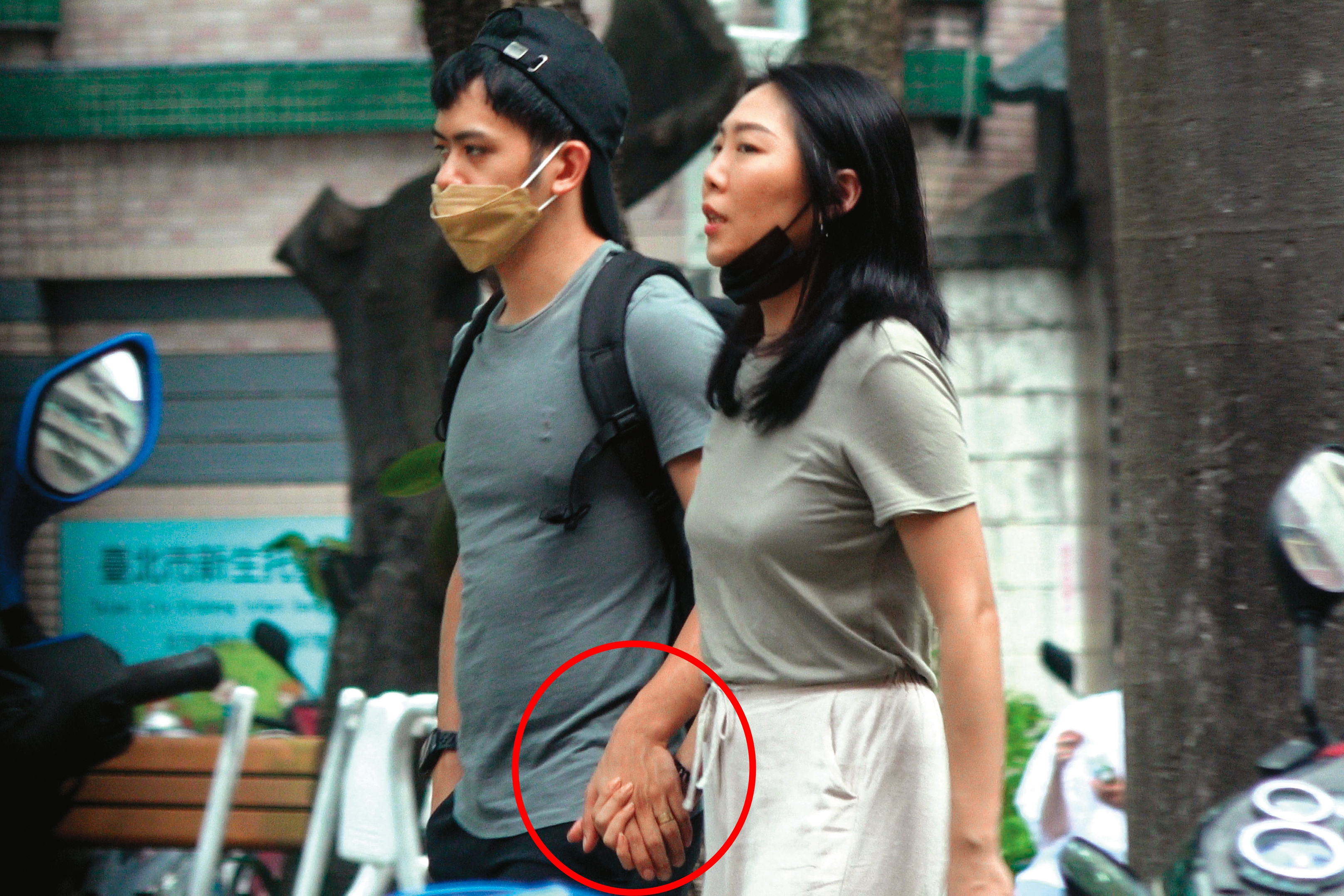 8/28 15：22，李淳經常與老婆手牽著手黏著走路，而且他的無名指上也出現了只戒指。