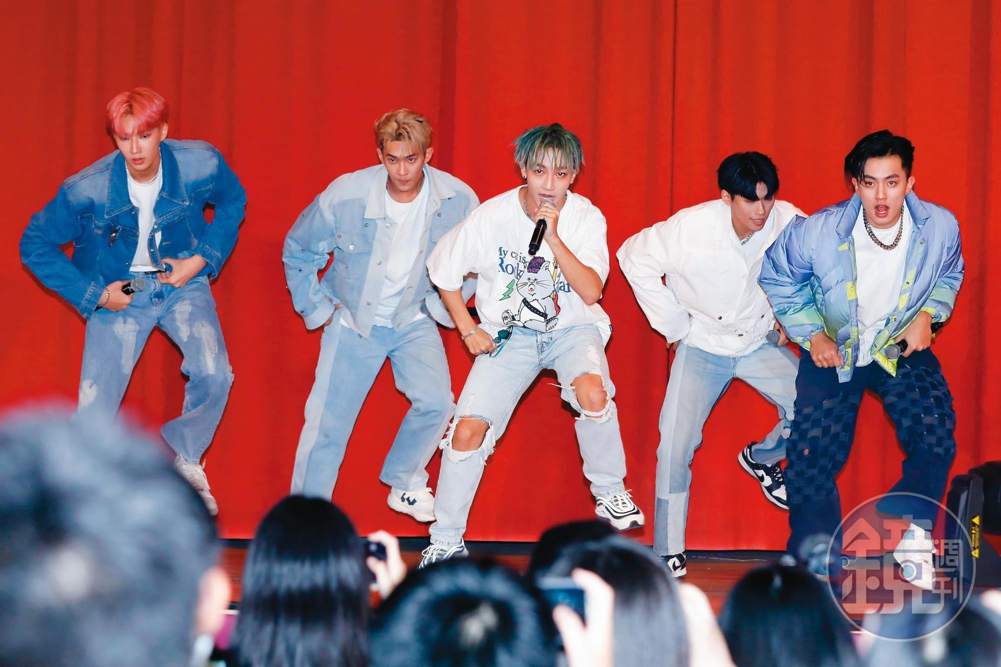 天王星在松山高中新生開學週會上驚喜現身,演出2首動感舞曲。