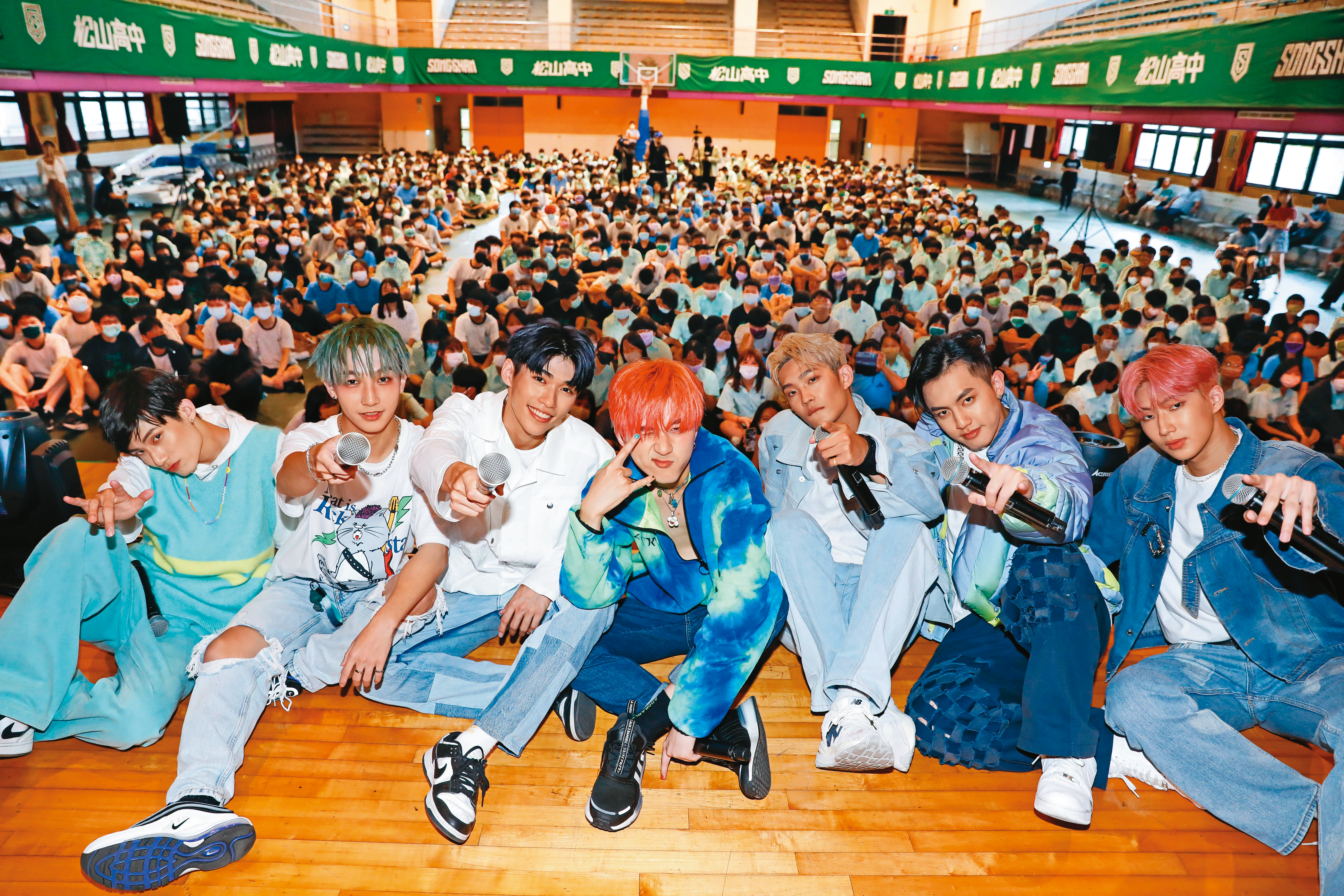 天王星月初快閃北市松山高中獻唱，吸引近千名學生參加。