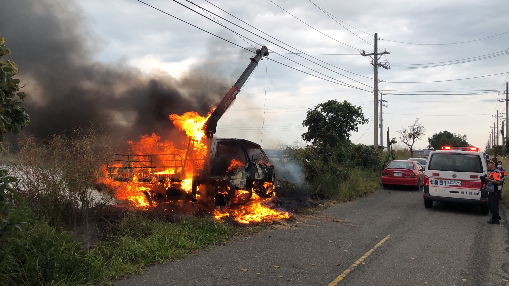 台南七股今晨發生吊車勾到電纜線瞬間引發火燒車，造成3名文蛤工人命喪火海成焦屍。（翻攝畫面）