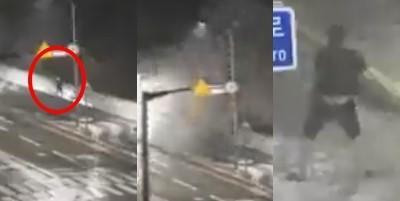 南韓一名男子在颱風天夜奔海邊直播，結局就是慘遭巨浪「攻擊」。（翻攝自推特@livenews_world）