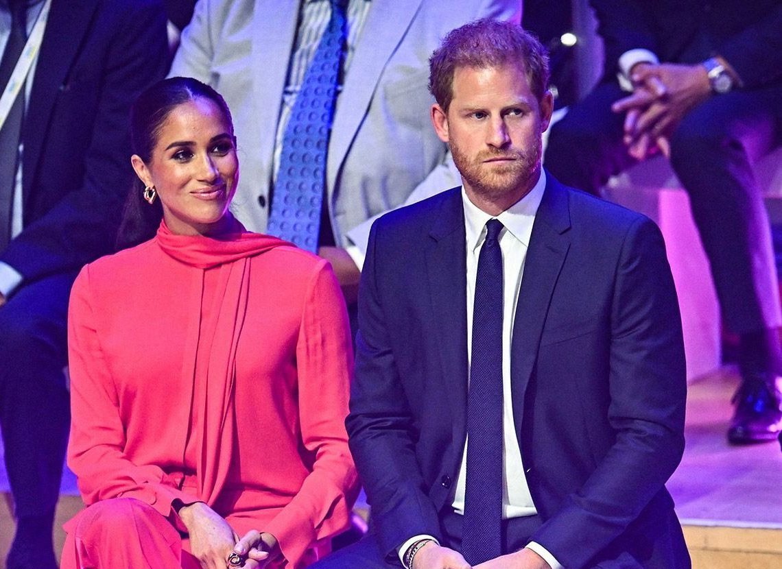 哈利王子（右）在場內頻頻面露難色，看來很不自在。（翻攝AgoraSussex推特）