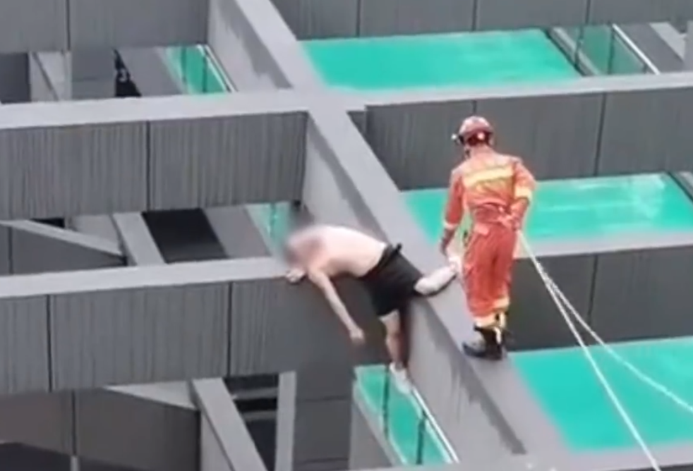 中國一名男子喝醉後，疑似自行走到屋頂的橫梁上，呼呼大睡一覺到天亮。（翻攝自微博）