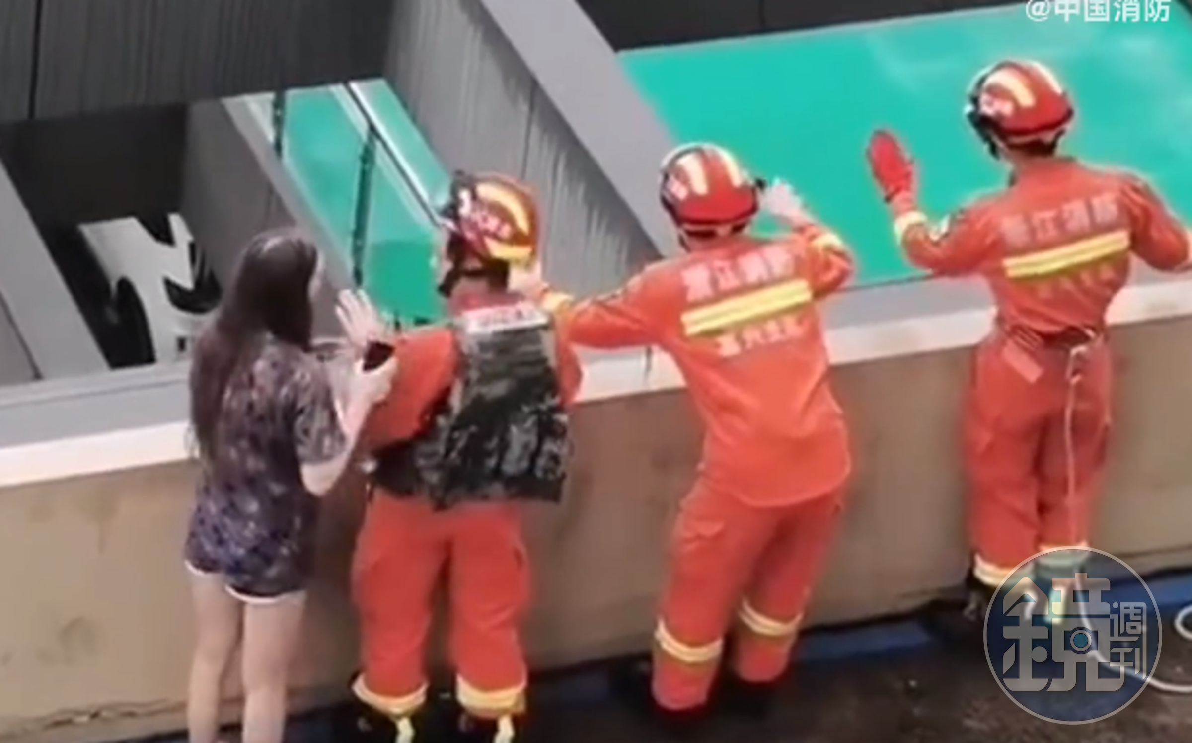 警消人員在旁輕聲呼喚男子。（翻攝自微博）