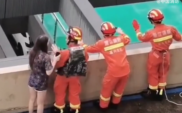 警消人員在旁輕聲呼喚男子。（翻攝自微博）