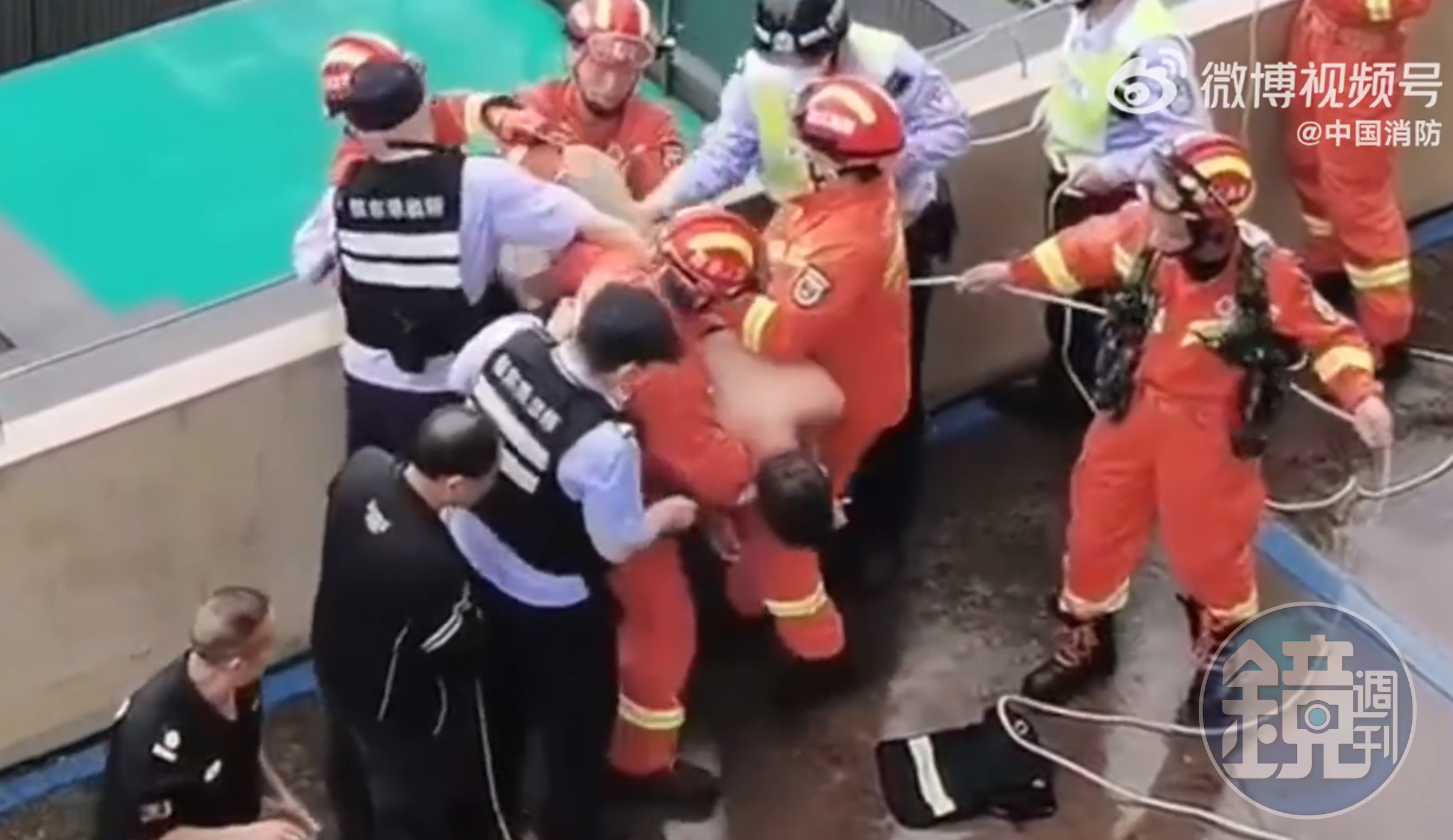 大批警消人員出動，成功救回這名男子。（翻攝自微博）