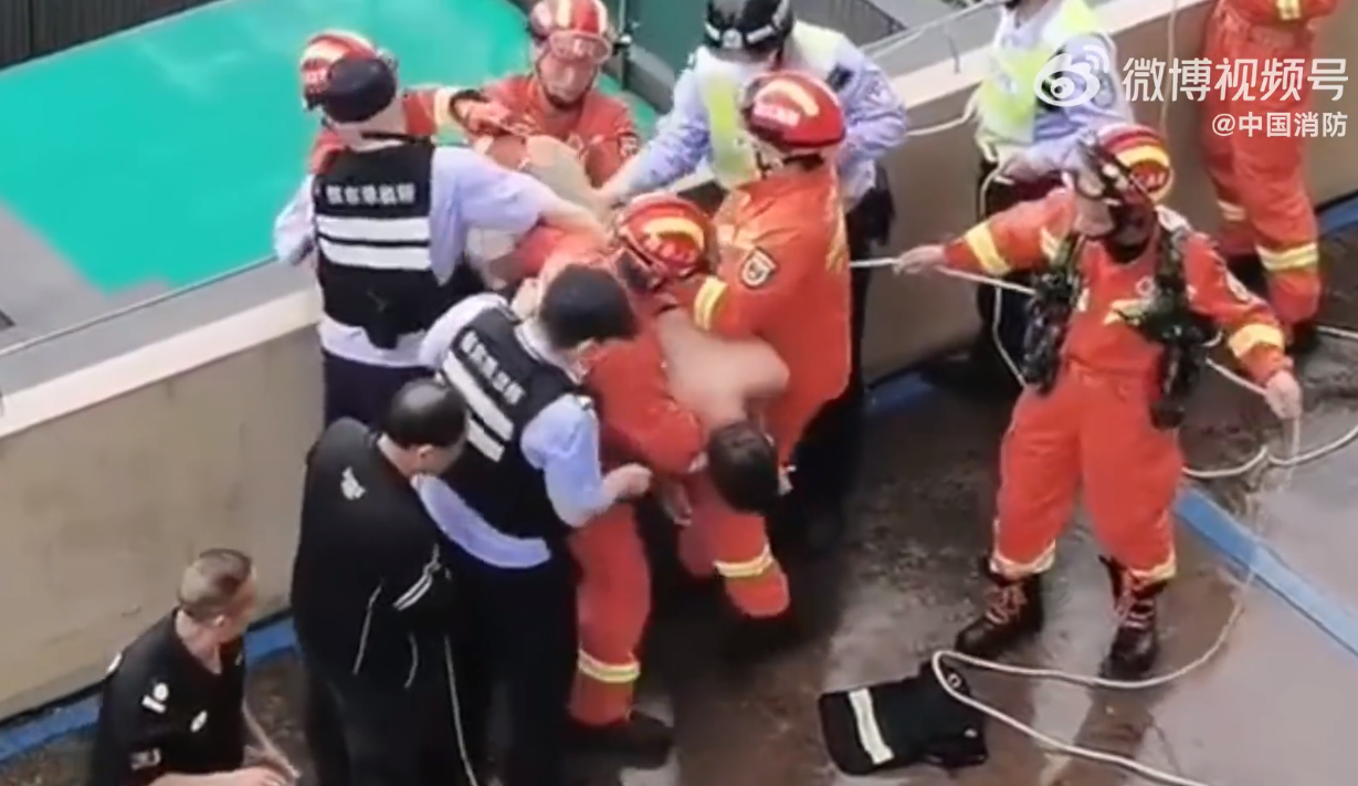 大批警消人員出動，成功救回這名男子。（翻攝自微博）