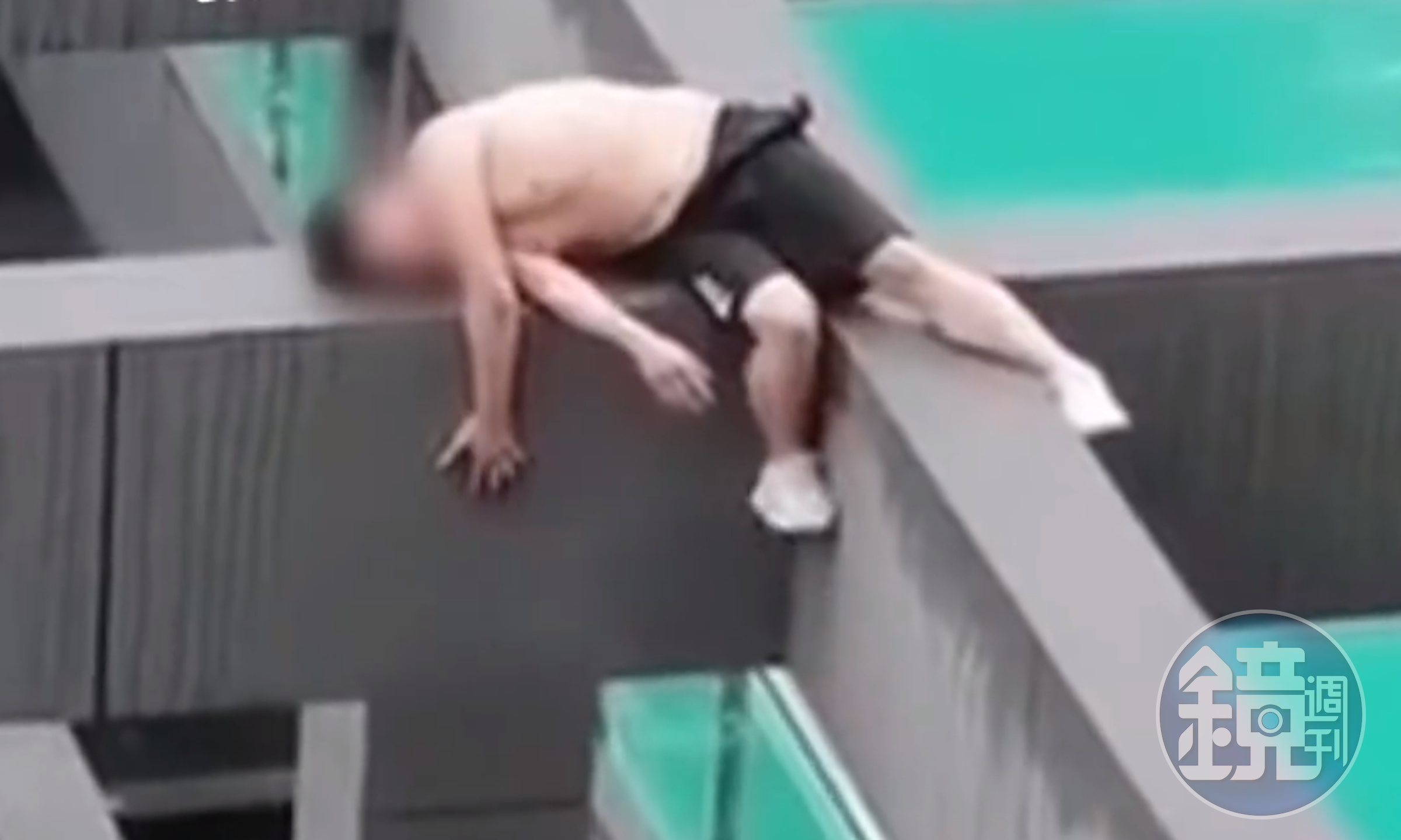 這名酒醉男子在屋頂的橫梁上睡得香甜。（翻攝自微博）