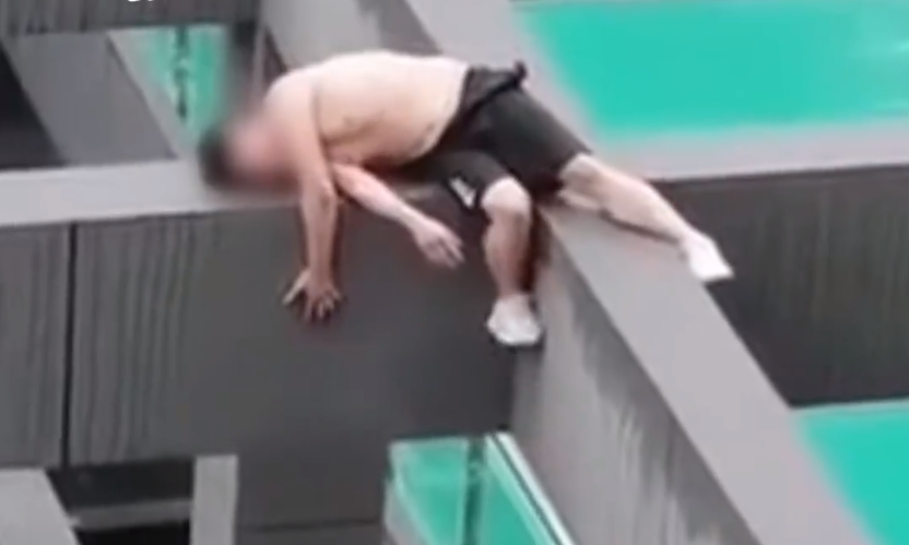 這名酒醉男子在屋頂的橫梁上睡得香甜。（翻攝自微博）