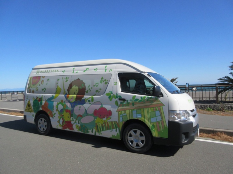 日本靜岡縣川崎幼兒園將一名3歲女童遺留在娃娃車上，導致其死亡。（翻攝自川崎幼兒園官網）