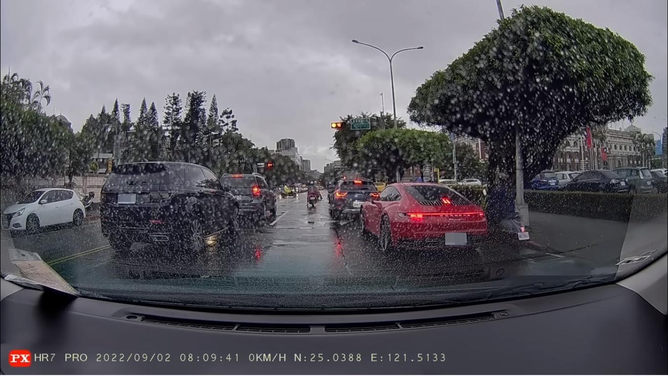 一段行車紀錄器影片近日引發熱議,內容是一台保時捷乘客下車開門時撞上機車騎士。(翻攝自WoWtchout - 地圖型行車影像分享平台 YouTube)