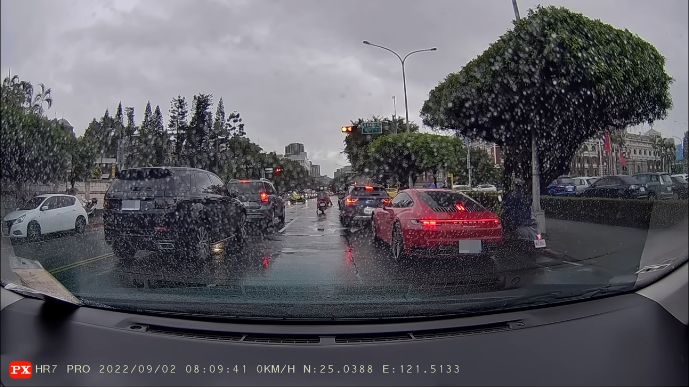 一段行車紀錄器影片近日引發熱議，內容是一台保時捷乘客下車開門時撞上機車騎士。（翻攝自WoWtchout - 地圖型行車影像分享平台 YouTube）