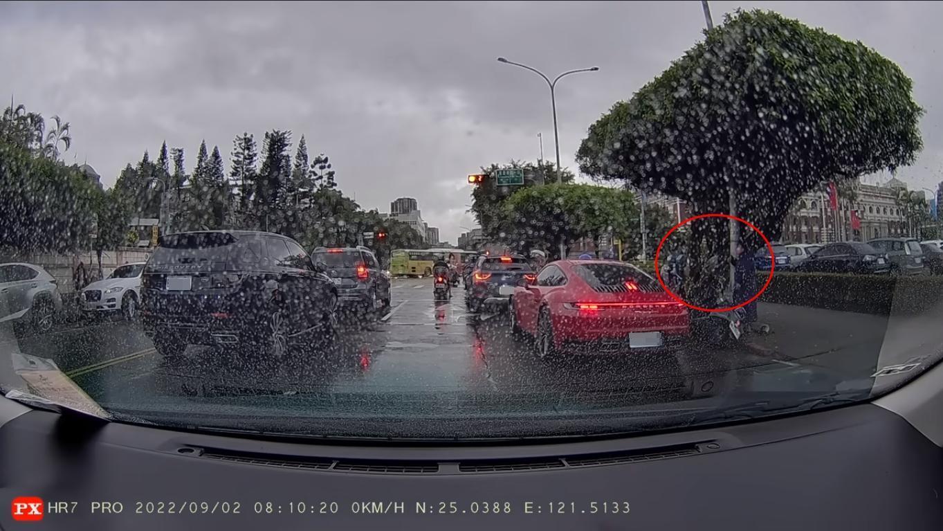 機車騎士遭門撞擊後,下車查看的是一名北一女學生。(翻攝自WoWtchout - 地圖型行車影像分享平台 YouTube)